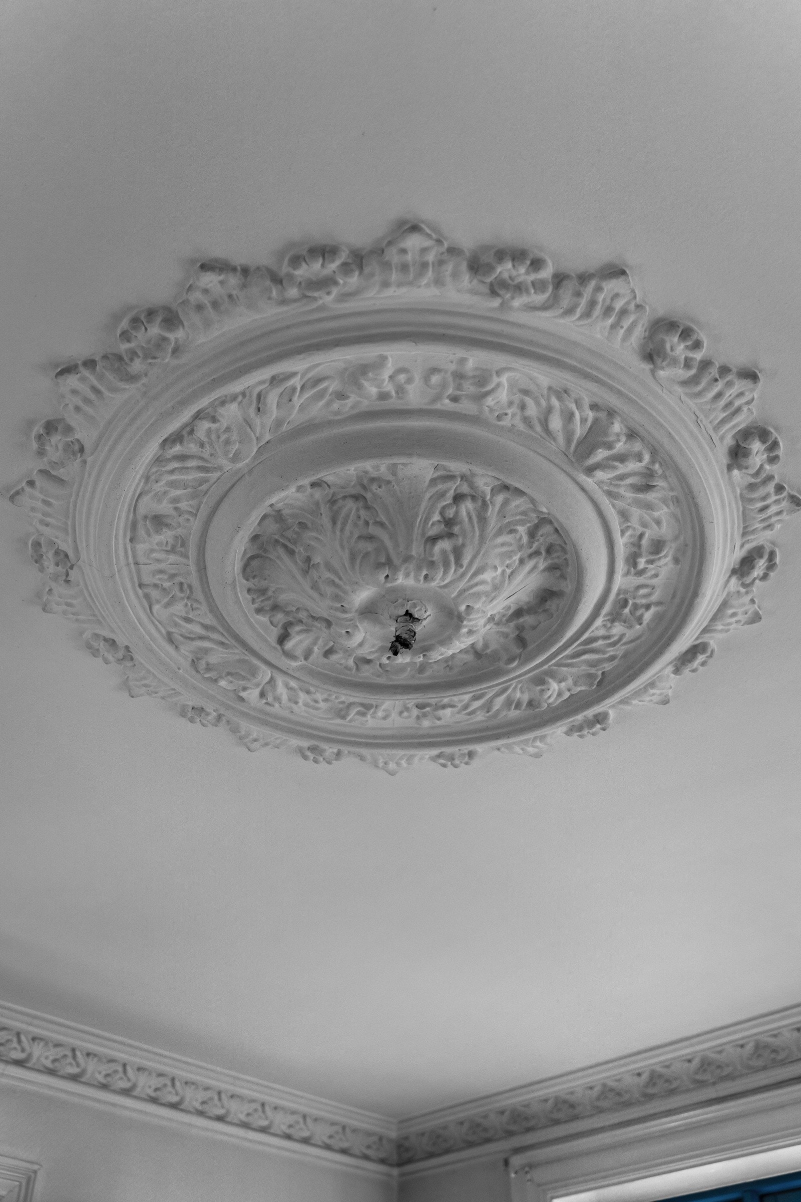 Originale himlinger med stukkatur og rosetter i stue og kjøkken. Galleribilde