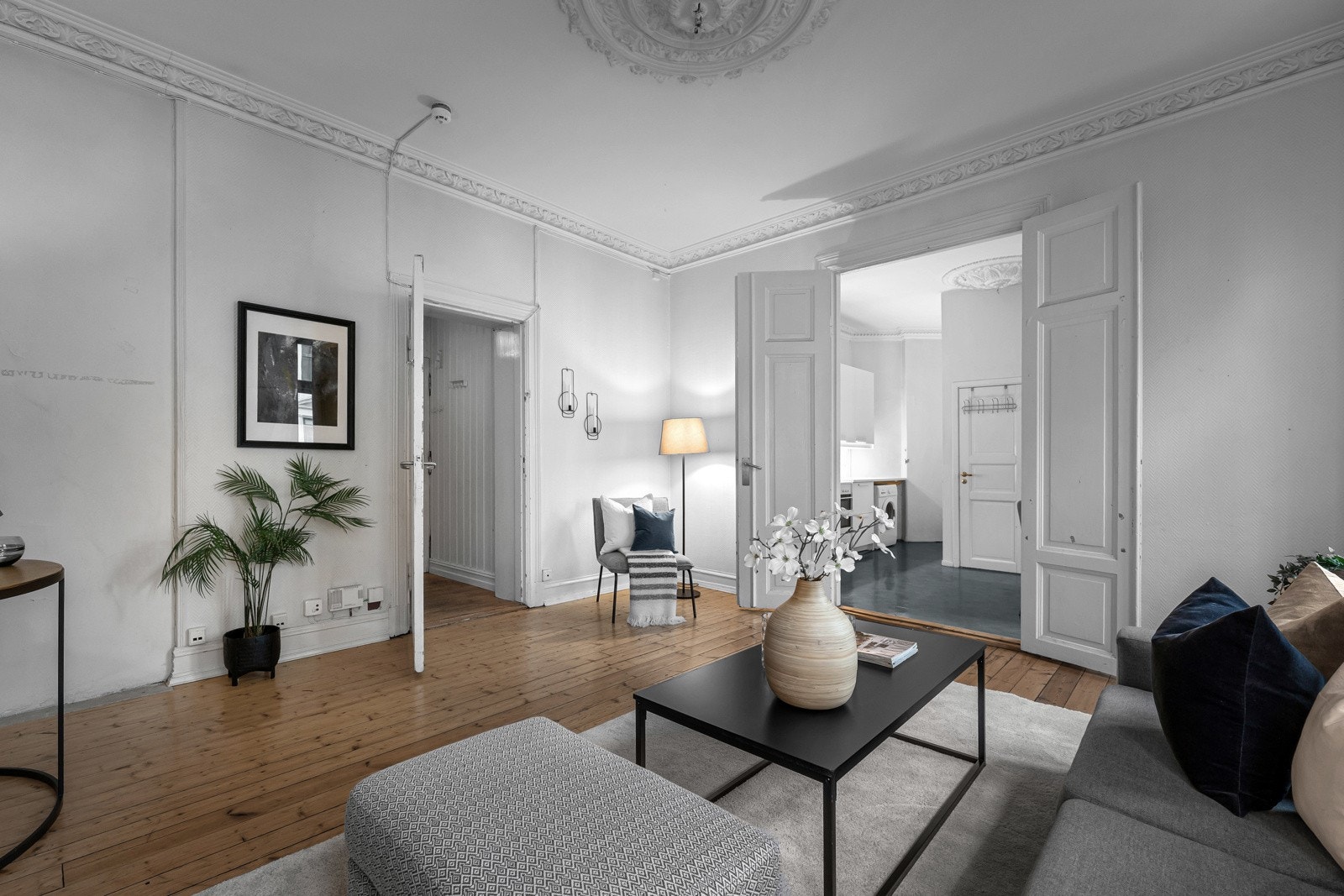 Det er heltre gulvbord samt original to-fløyet dør som leder inn til kjøkkenet. Galleribilde