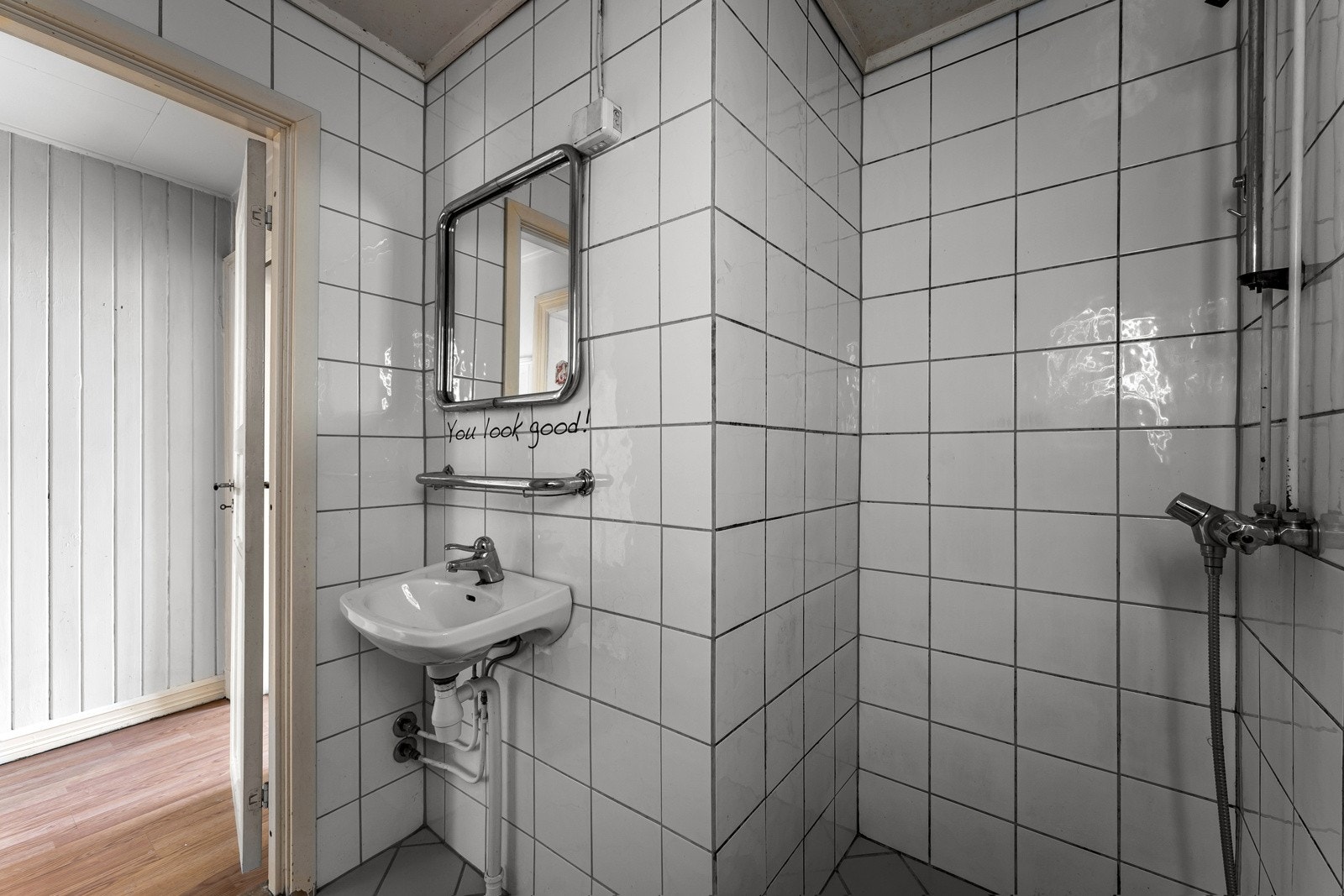 Baderom av eldre dato. Våtrommet må oppgraderes for å tåle normal bruk etter dagens krav. Galleribilde