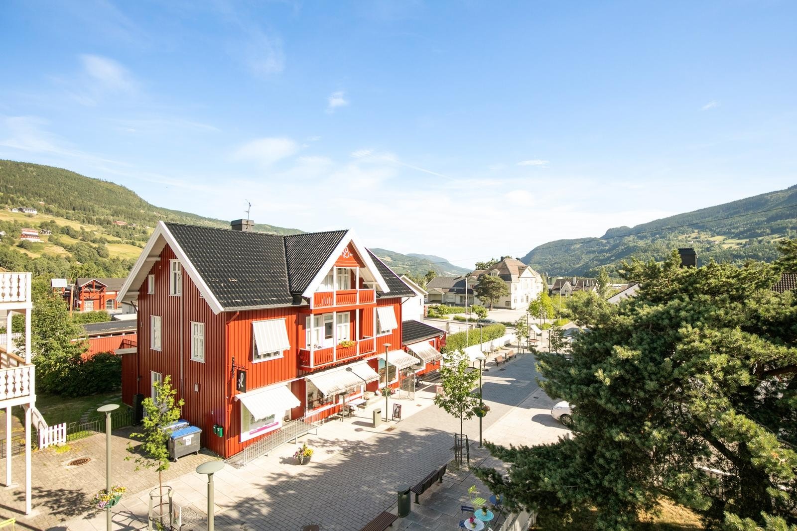 Ringebu kan tilby koselig gågate, butikker, kaféer og øvrig servicetilbud. Galleribilde