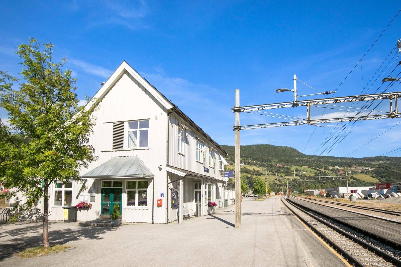 Skysstasjonen i Ringebu med tog- og bussforbindelse. Galleribilde