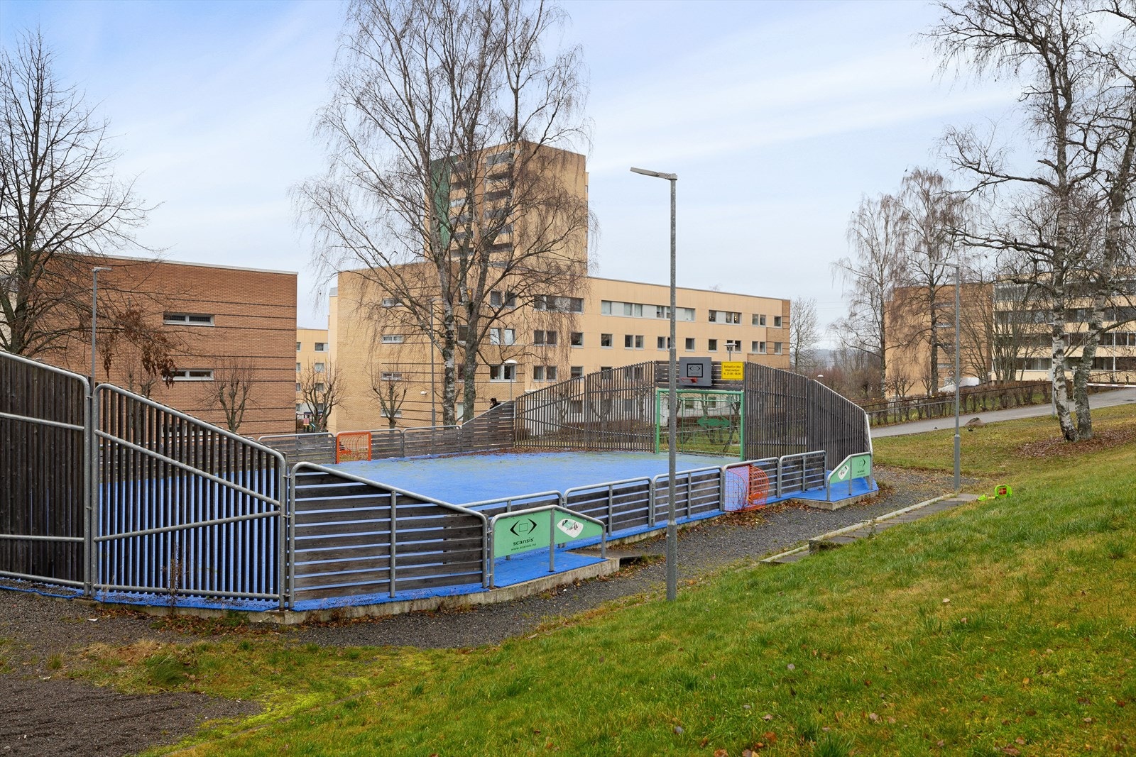 - I tillegg er det etablert en egen ballbinge i borettslaget. Uteområdene ble vesentlig oppgradert i 2007/2008 og det ble utført videre oppgradering av lekestativer i 2016 - Galleribilde