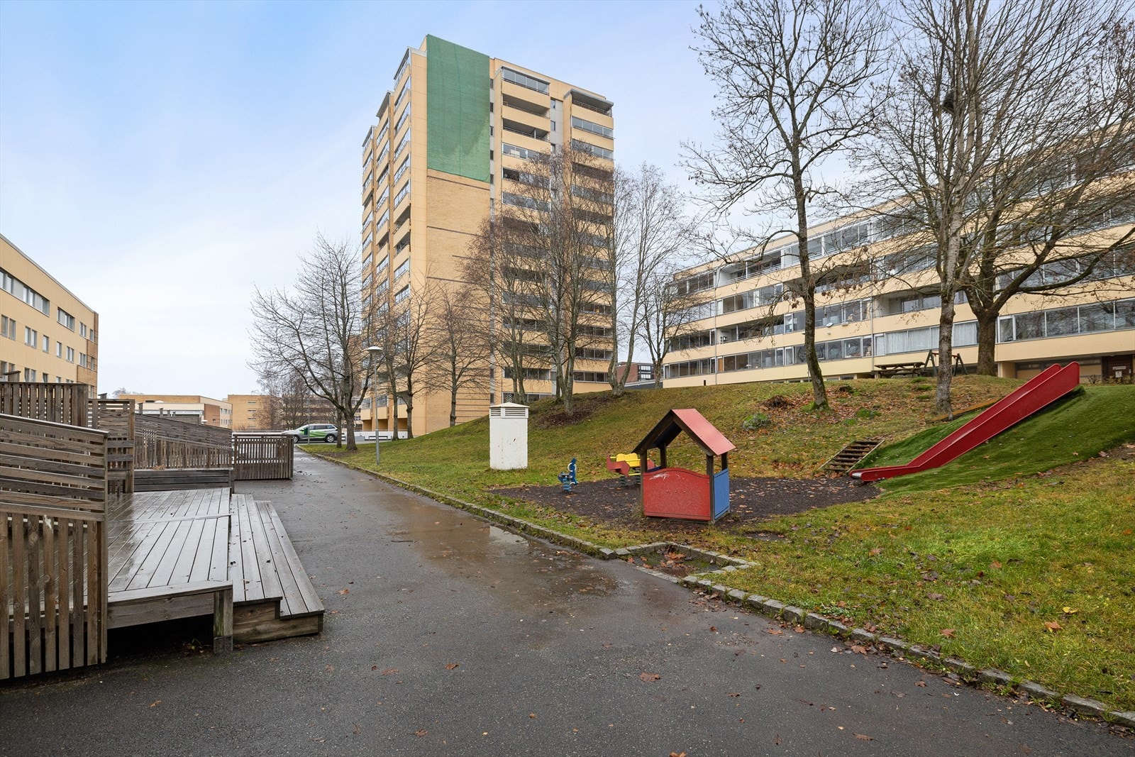 - Borettslagets tomt fremstår som ryddig og pent opparbeidet hvor det er etablert hyggelige tun mellom bygningene med plen, trær, prydbusker, asfalterte internveier, benker og lekestativer - Galleribilde