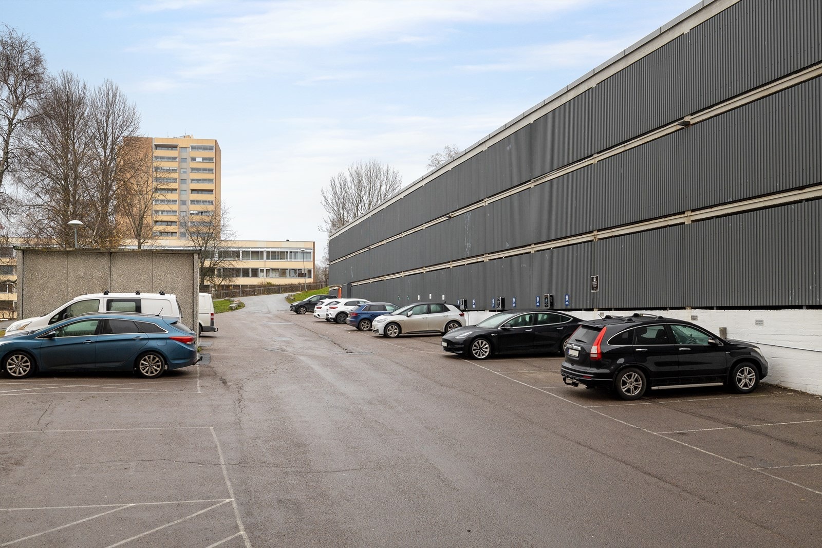 - Borettslaget disponerer parkerings- og garasjeplasser som kan leies. Plassene fordeles etter ansiennitet på liste. Det er også 6 ladestasjoner for el-biler - Galleribilde