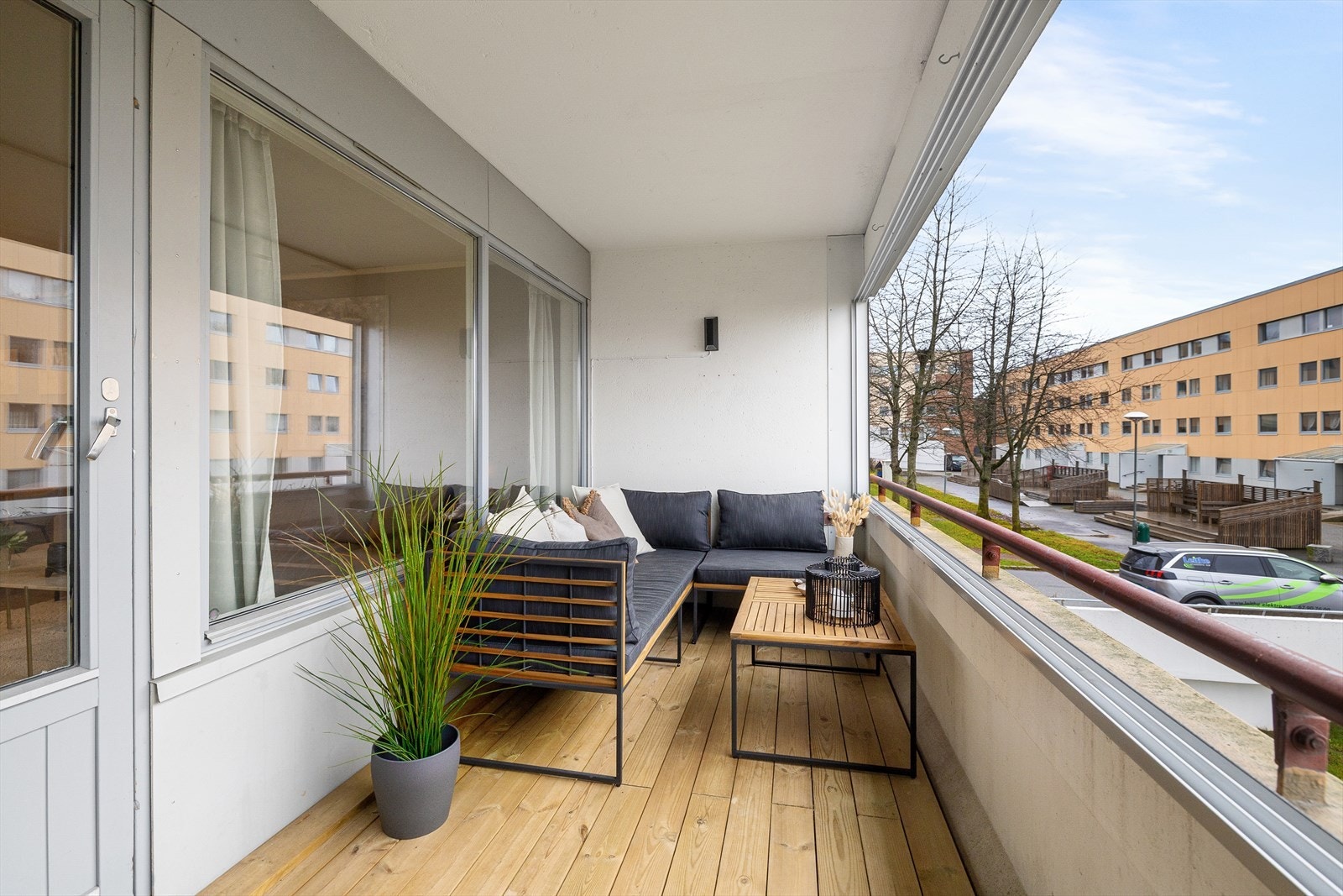 - Perfekt for å nyte late sommerdager hvor du har plass til sittegruppe, beplantning og grill - Galleribilde