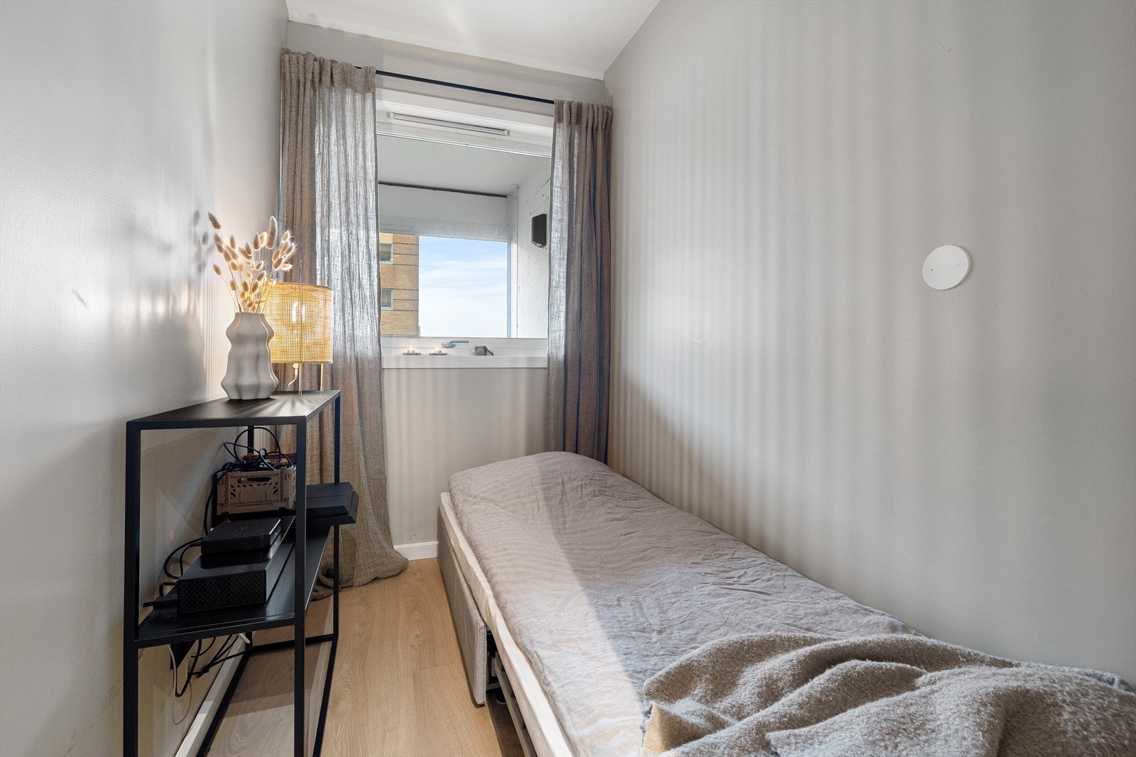 - Gjesterom/kontor som egner seg til ønsket bruk. Det perfekte rommet om du får besøk om trenger soveplass eller om man trenger hjemmekontor - Galleribilde