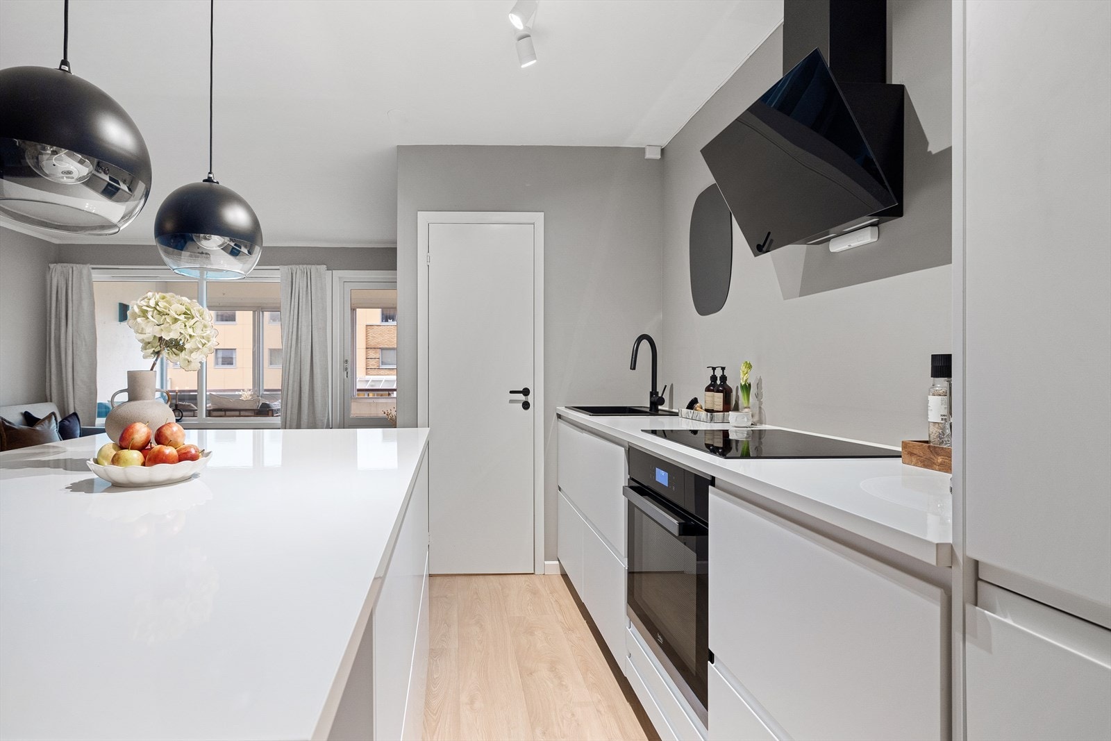 - På kjøkkenet er det godt med skap- og benkeplass - Galleribilde