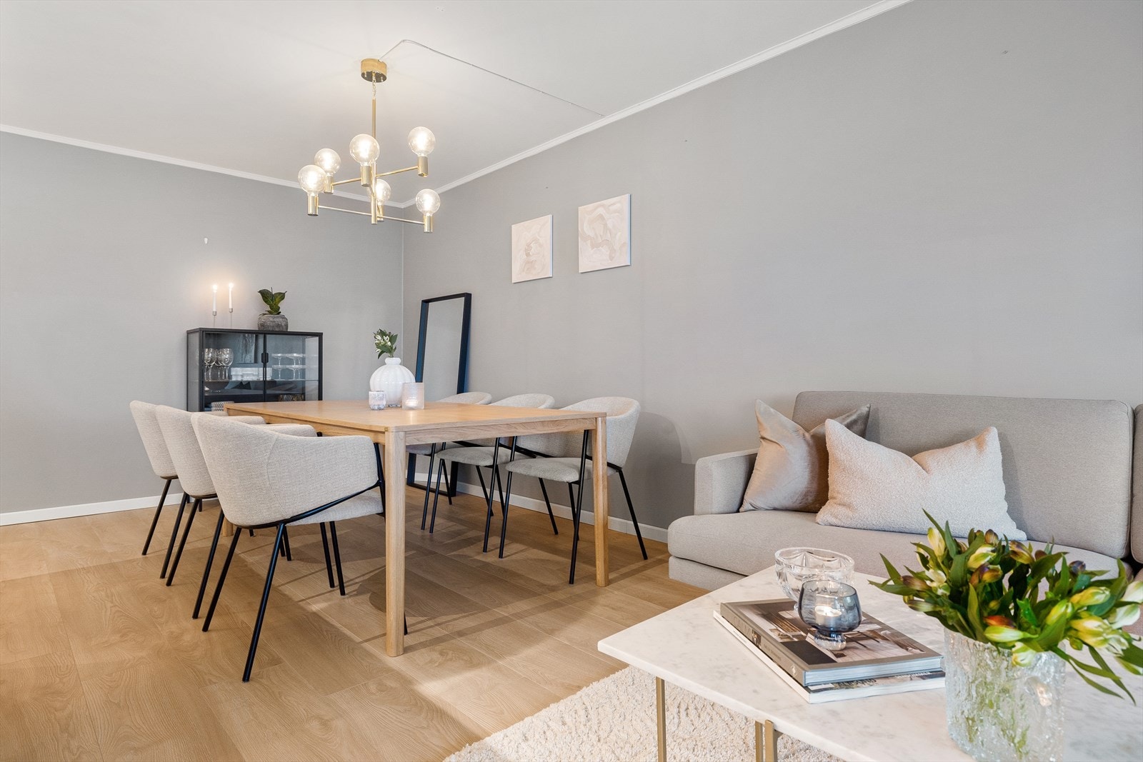 - Naturlig sone for spisebord i stuen. Her er det mulig å invitere venner og familie til middagsselskap - Galleribilde