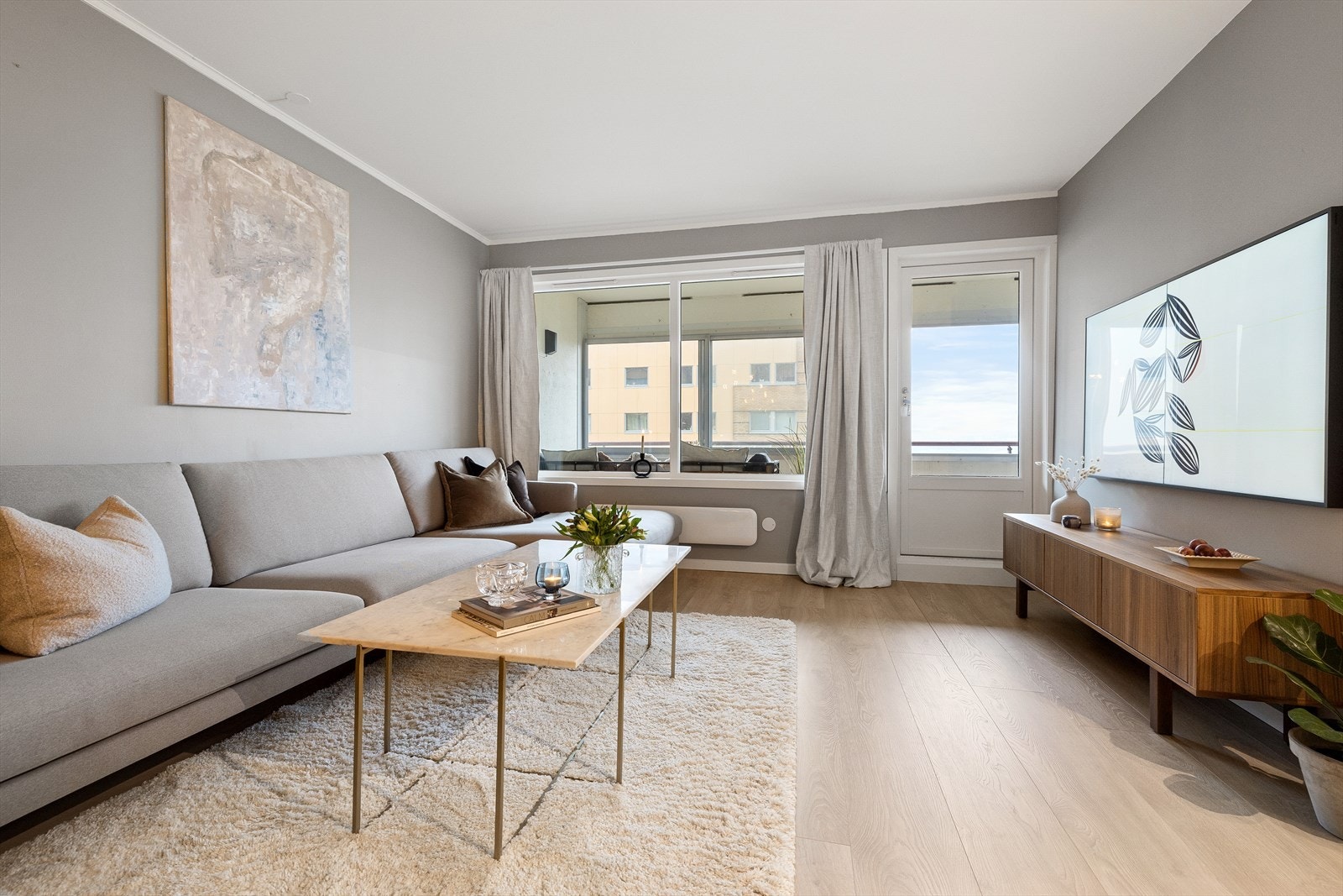 - Det er plass til TV og sofa-seksjon i stuen, samt gode vindusflater som slipper inn godt med lys - Galleribilde