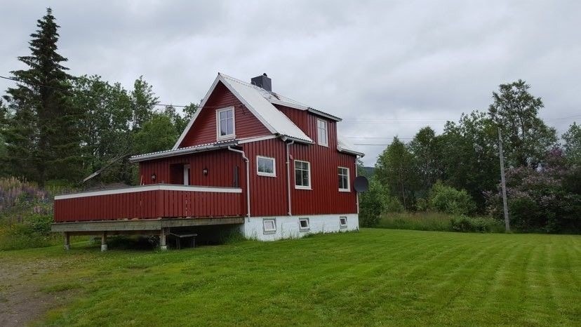 Du har et eldorado av turmuligheter rett utenfor stuedøra. Skog, bærteiger, jaktterreng, fiskeelv og sjøen i umiddelbar nærhet Galleribilde