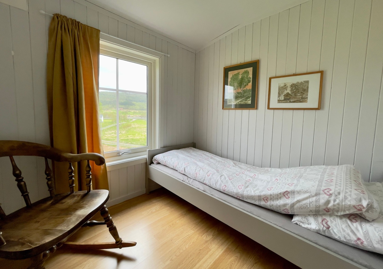 Soverom med full oversikt over skog og fjell Galleribilde