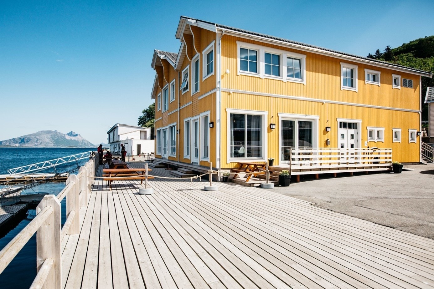 15 minutter fra eneboligen finner vi Helnessund hvor hurtigbåten fra Bodø ankommer hver dag som kun tar 1 time. Galleribilde