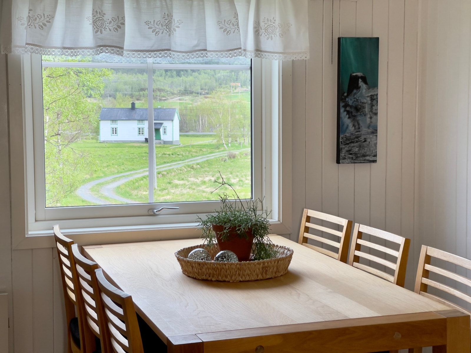 Fra spisebordet har du utsikt over de grønne områdene Galleribilde