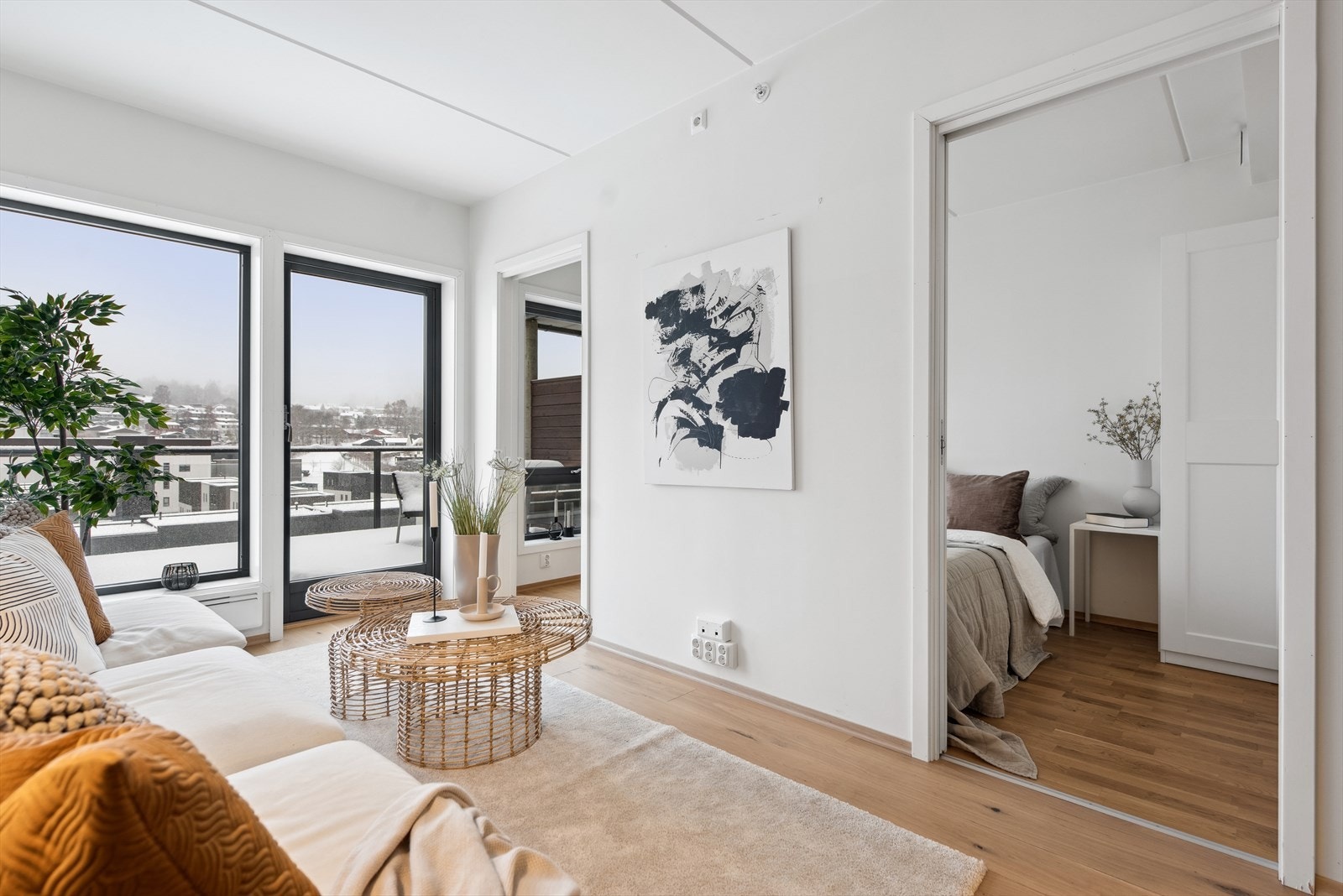 Store vinduer bidrar til mye naturlig lys i leiligheten Galleribilde