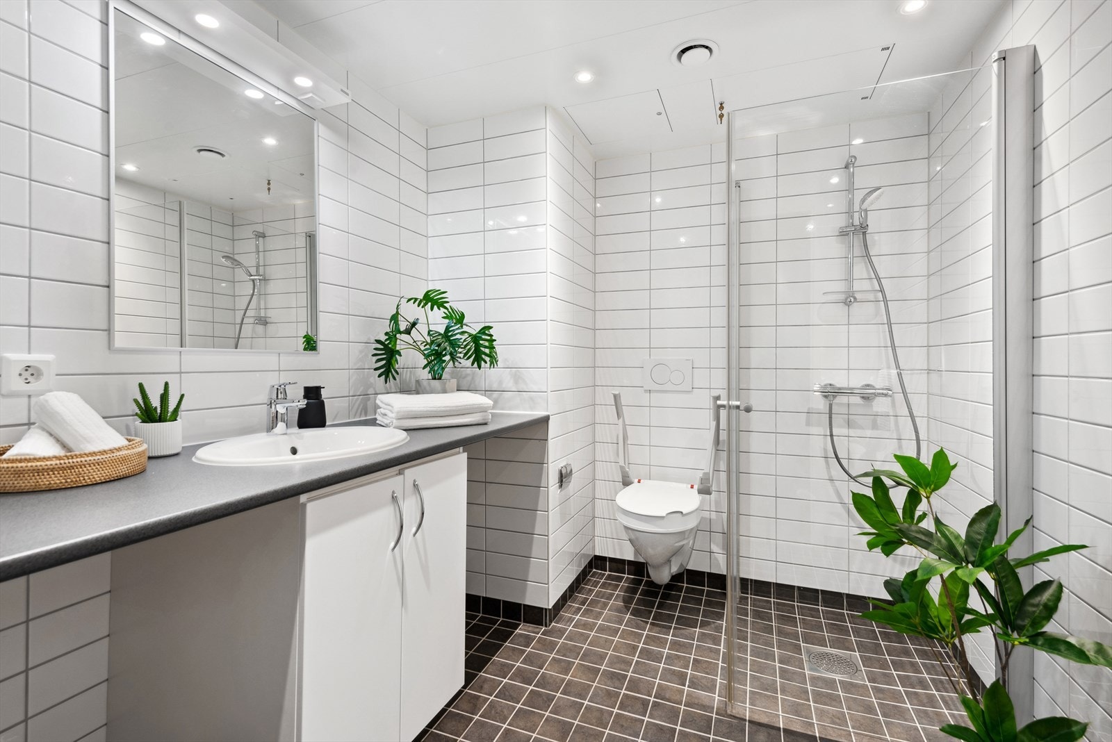 Pent flislagt bad med varmekabler i gulv Galleribilde