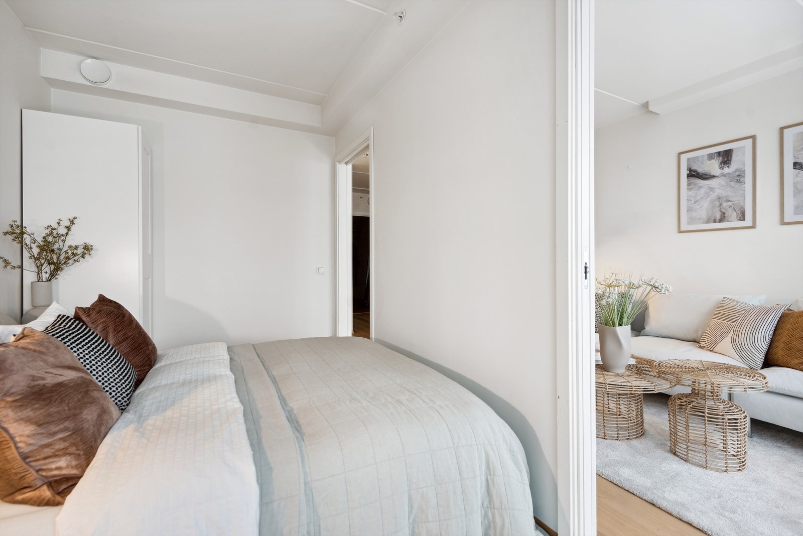 Praktiske og plassbesparende skyvedører til soverommet Galleribilde