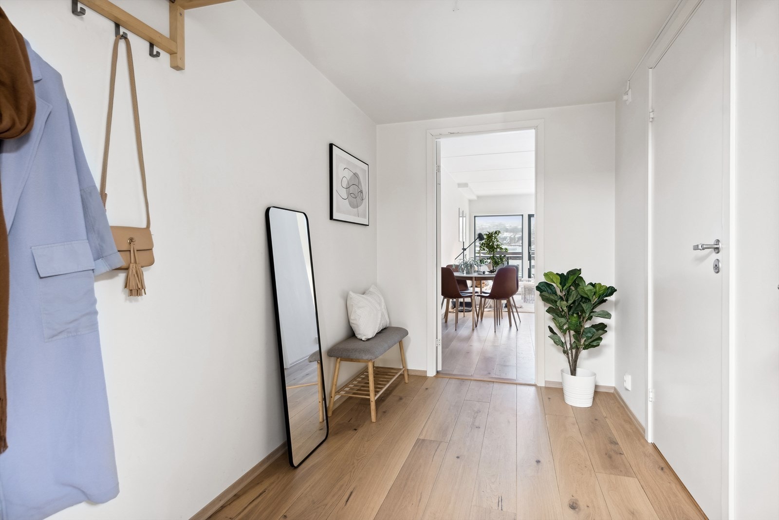 I entreen har en gode muligheter for enkle garderobeløsninger Galleribilde