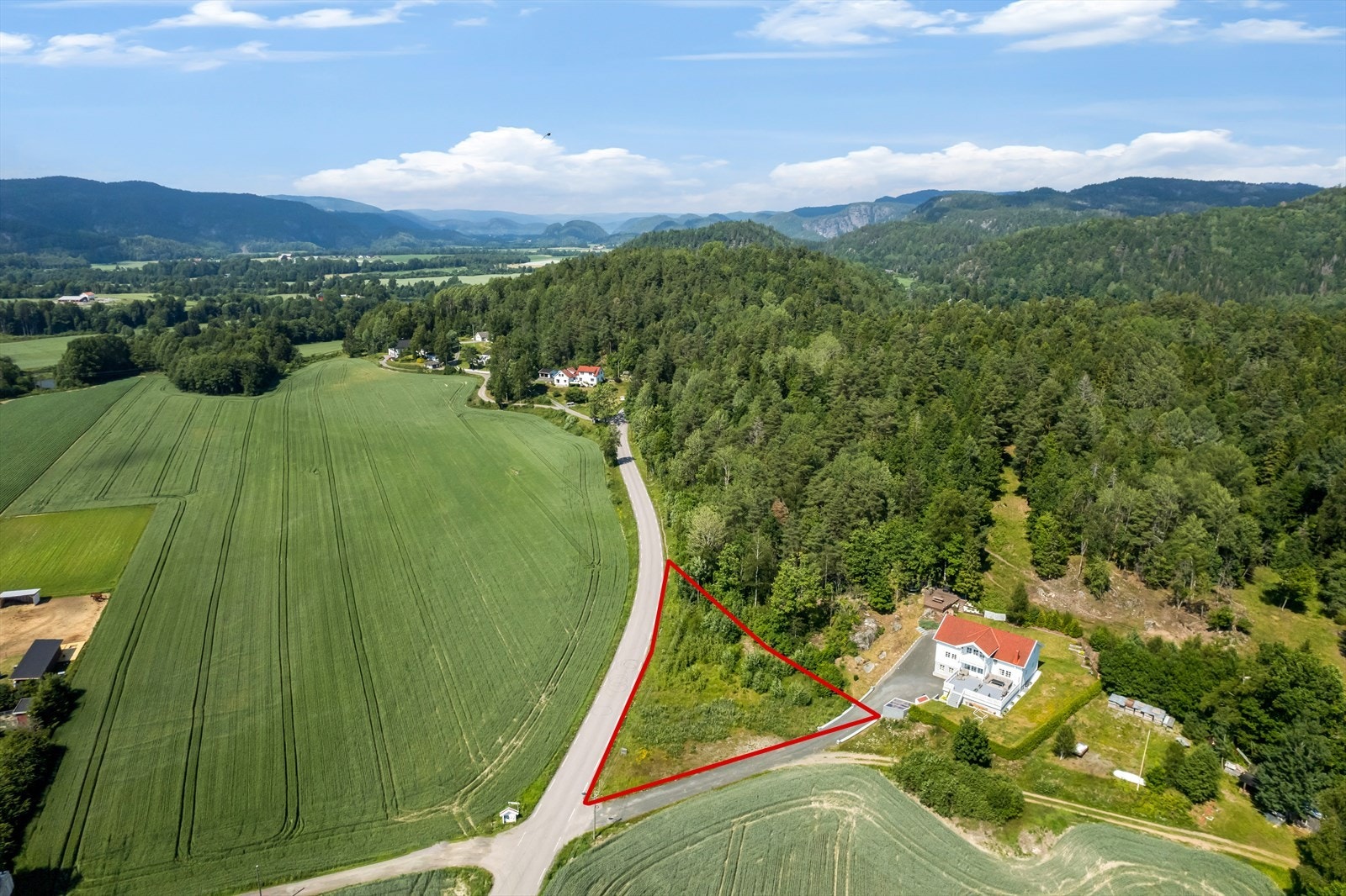 Veien som går forbi fører blant annet til Damvann Galleribilde