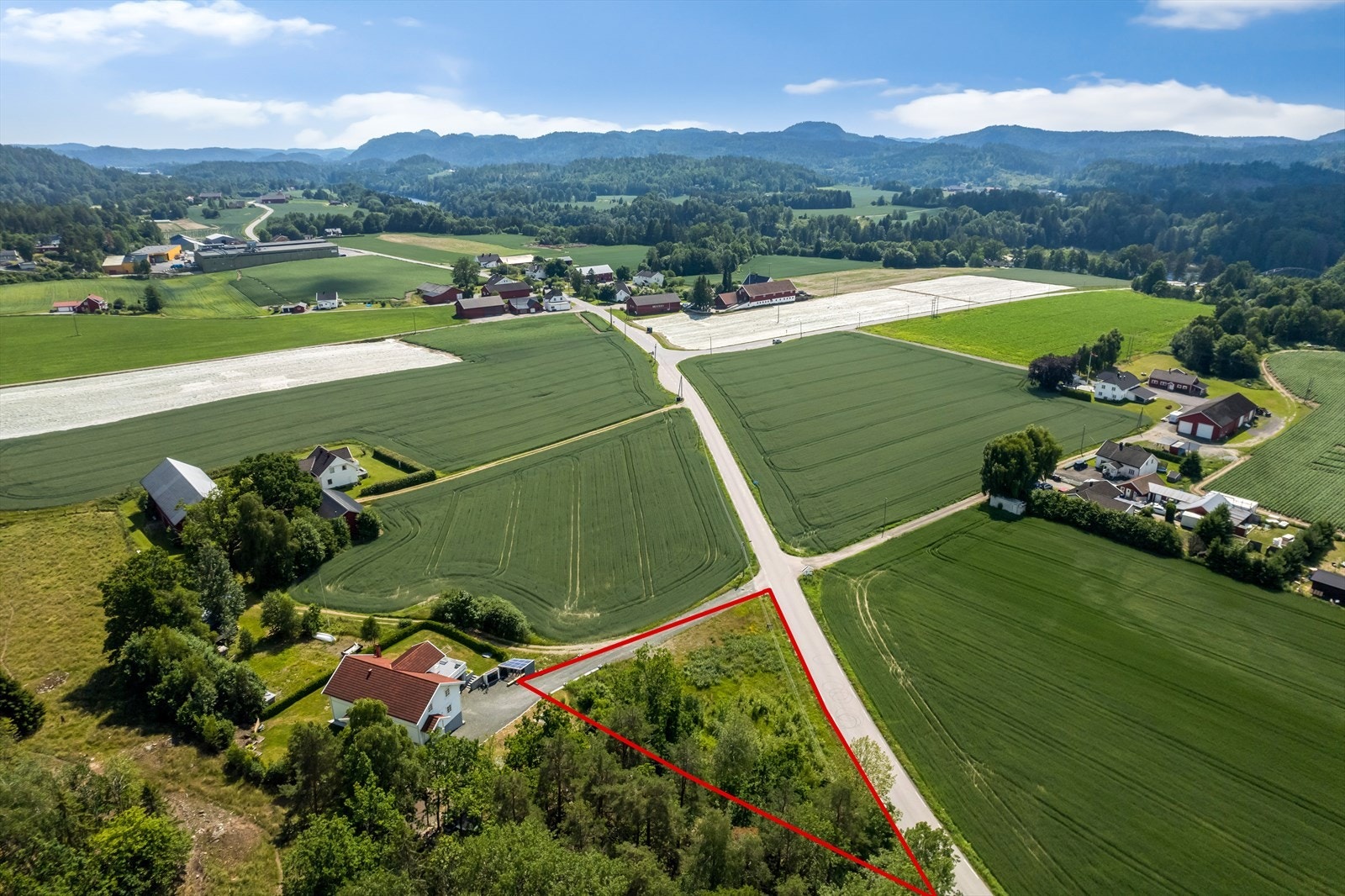 Andre til høyre fører til Kvelde sentrum Galleribilde