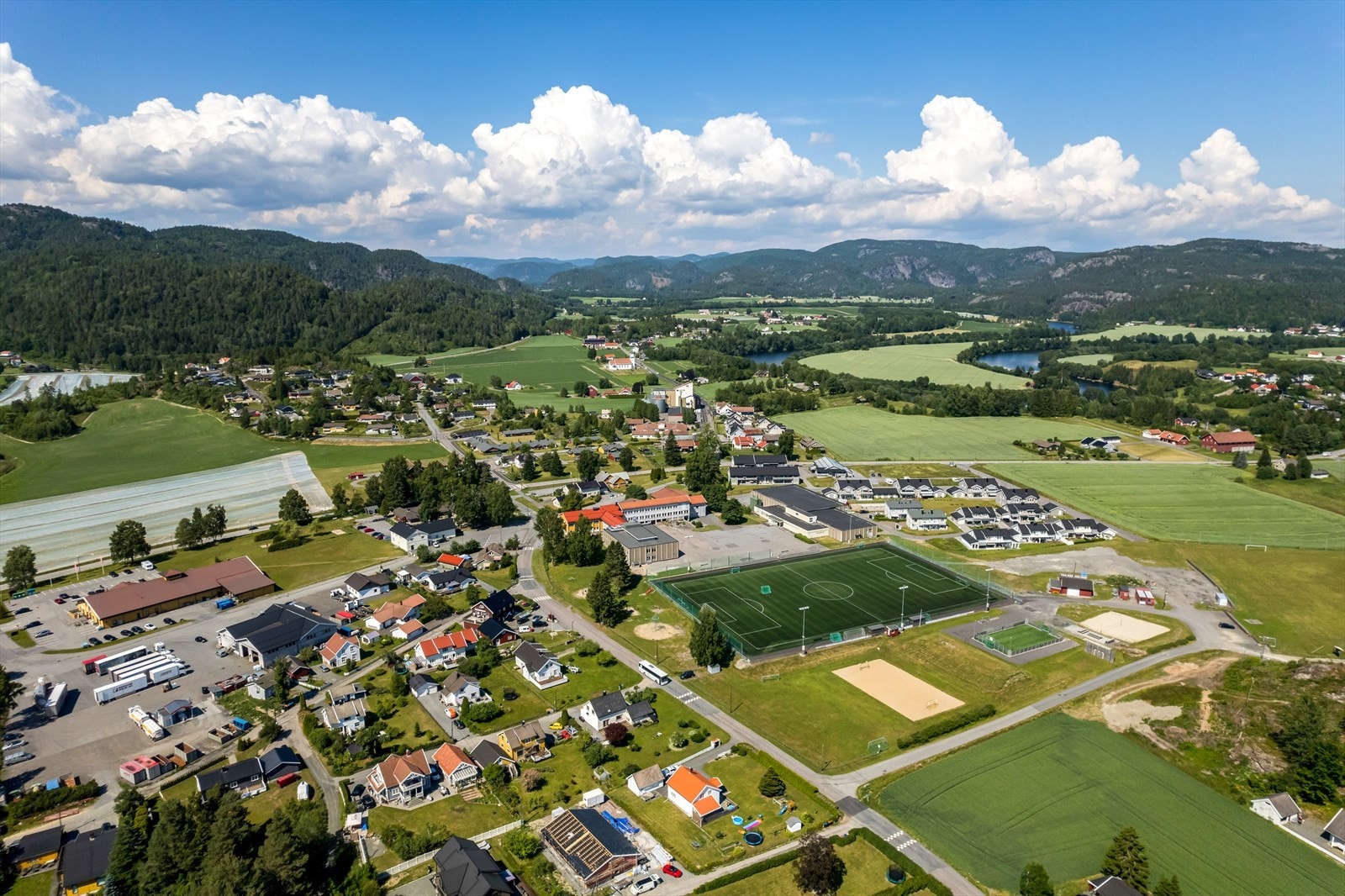 Kvelde har matbutikk, bensinstasjon, barneskole og idrettsbane med mer Galleribilde