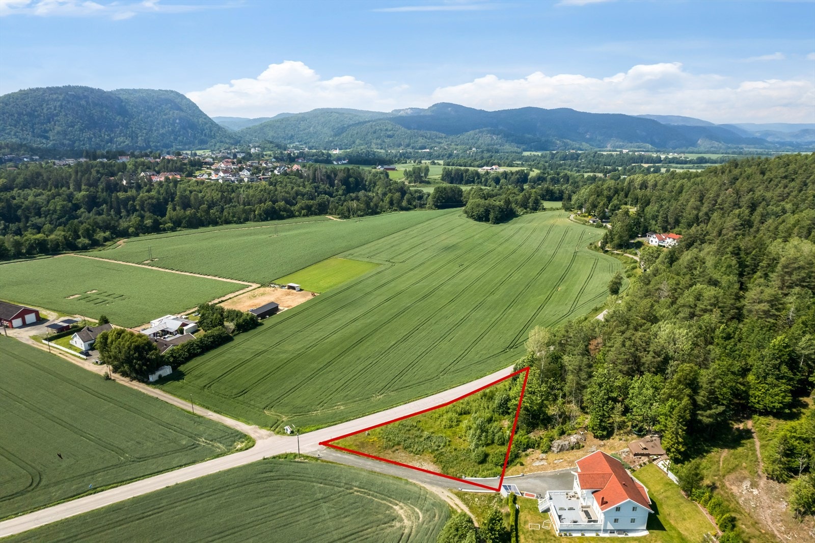 Tomten har en landlig beliggenhet med kort vei til Kvelde Galleribilde
