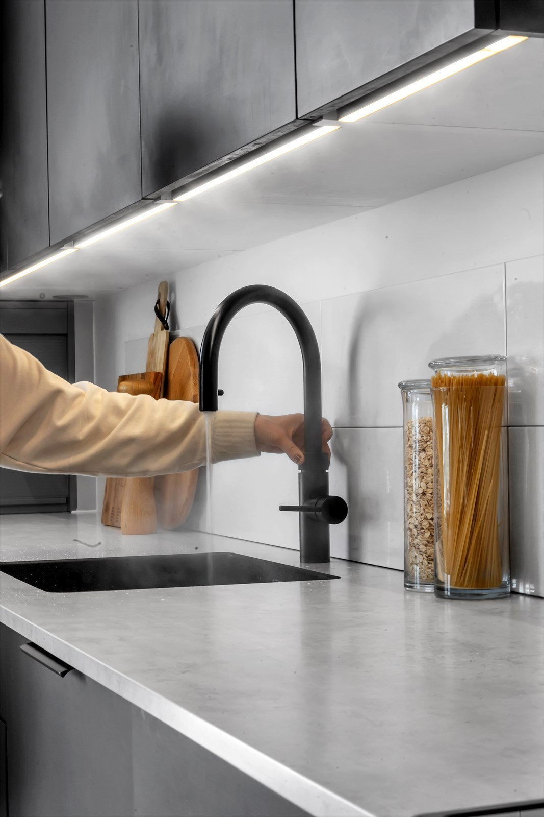 Med kaldt, varmt og 100  C kokende vann fra samme kran gir Quooker nye muligheter. Til kaffe, te, matlaging og rengjøring. En enkel og sikker løsning til det moderne kjøkken som sparer tid, vann og strøm.