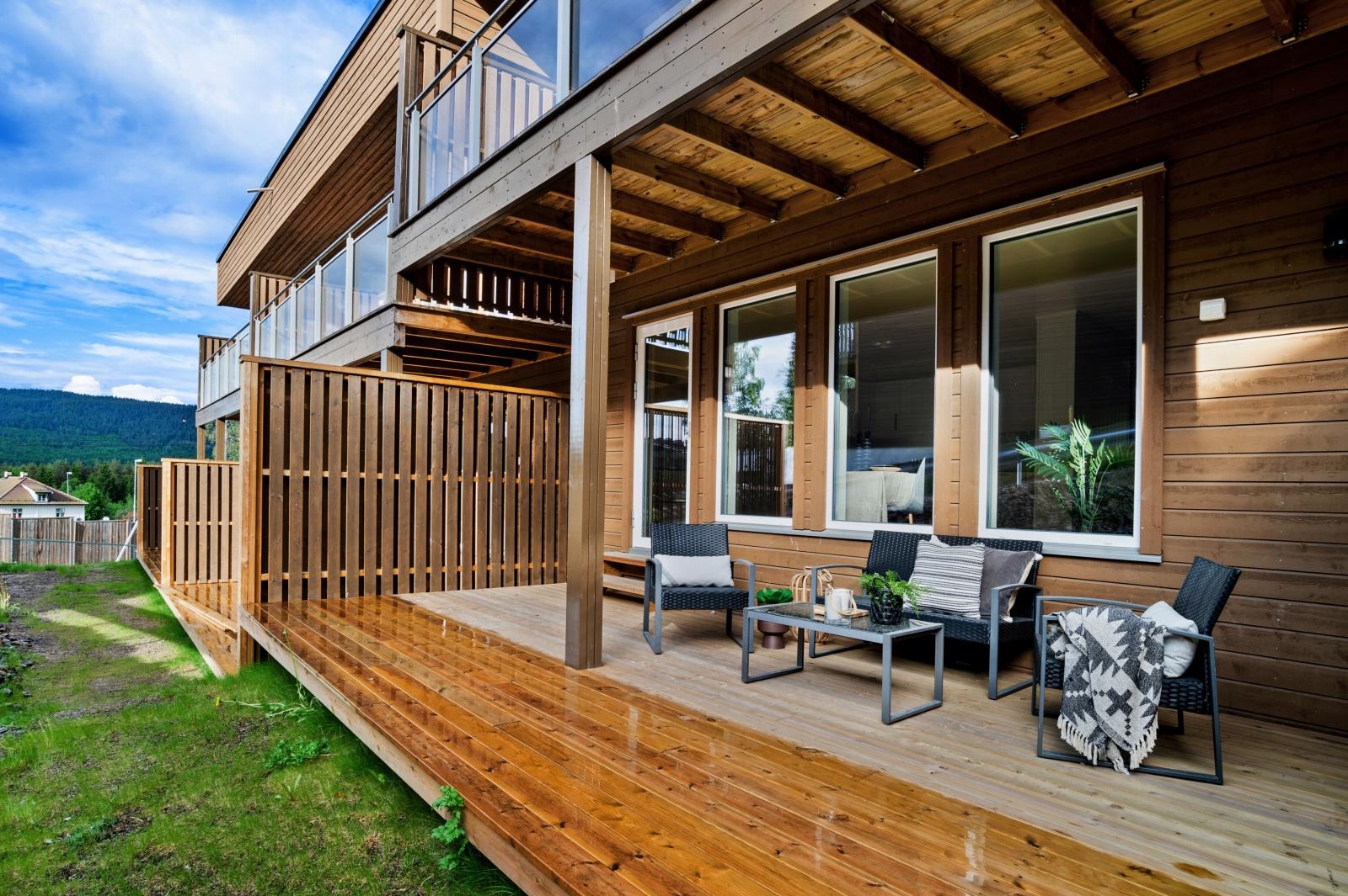 - Stor, solrik terrasse med utgang til hagen - Galleribilde