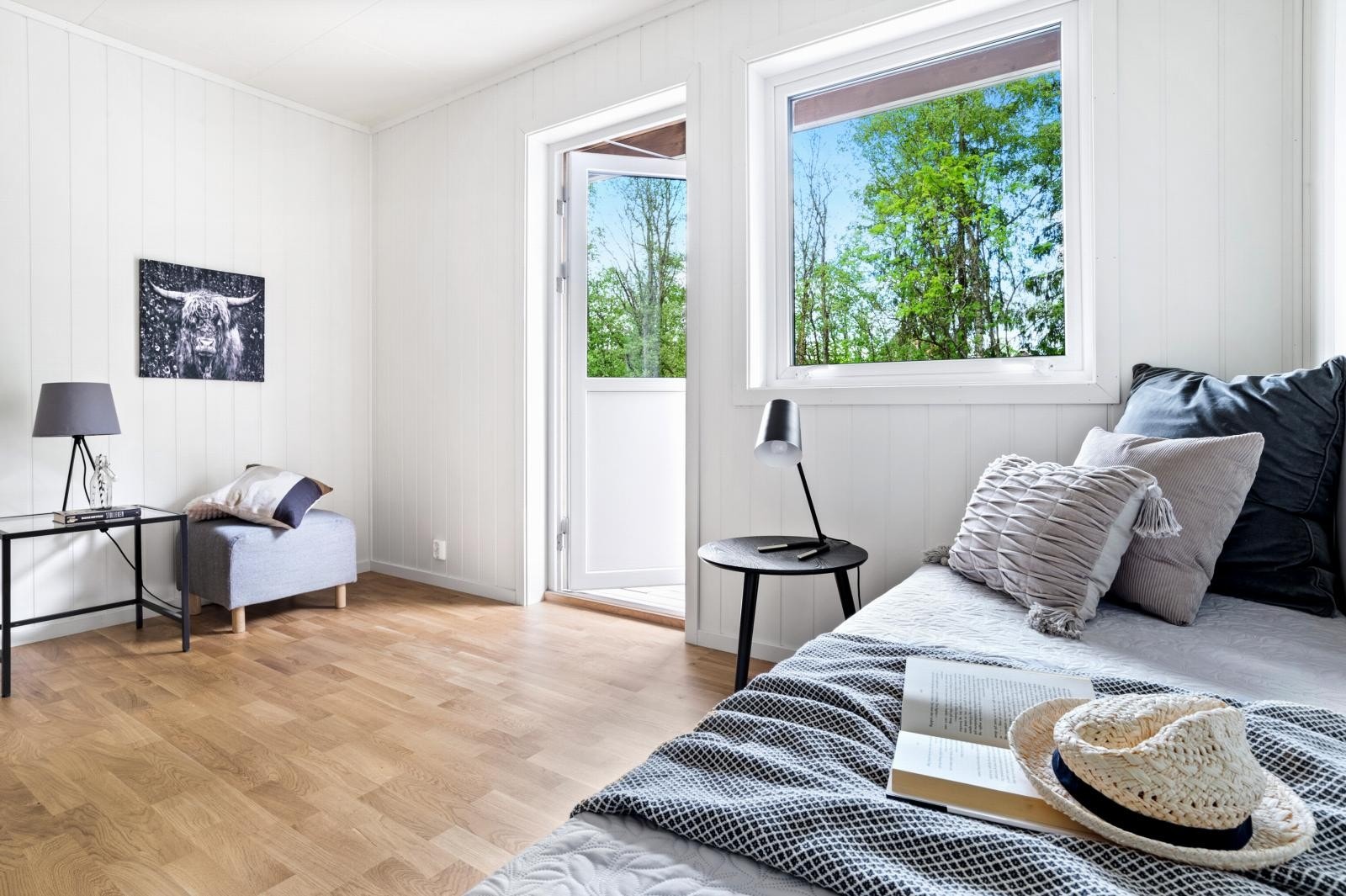 - Romslige soverom med plass til skap, dobbeltseng og øvringe møbler - Galleribilde