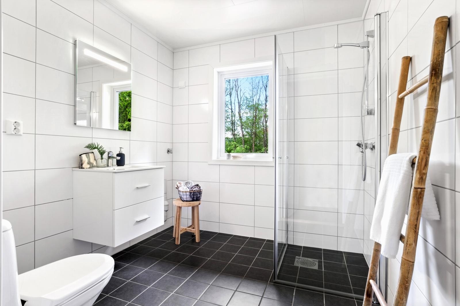 -Stort, delikat flislagt bad med dusjhørne - Galleribilde