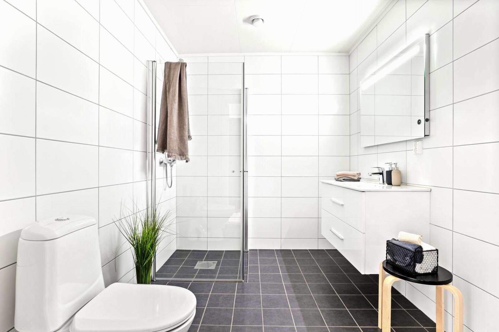 - Begge badene er store og flislagt med moderne farger - Galleribilde