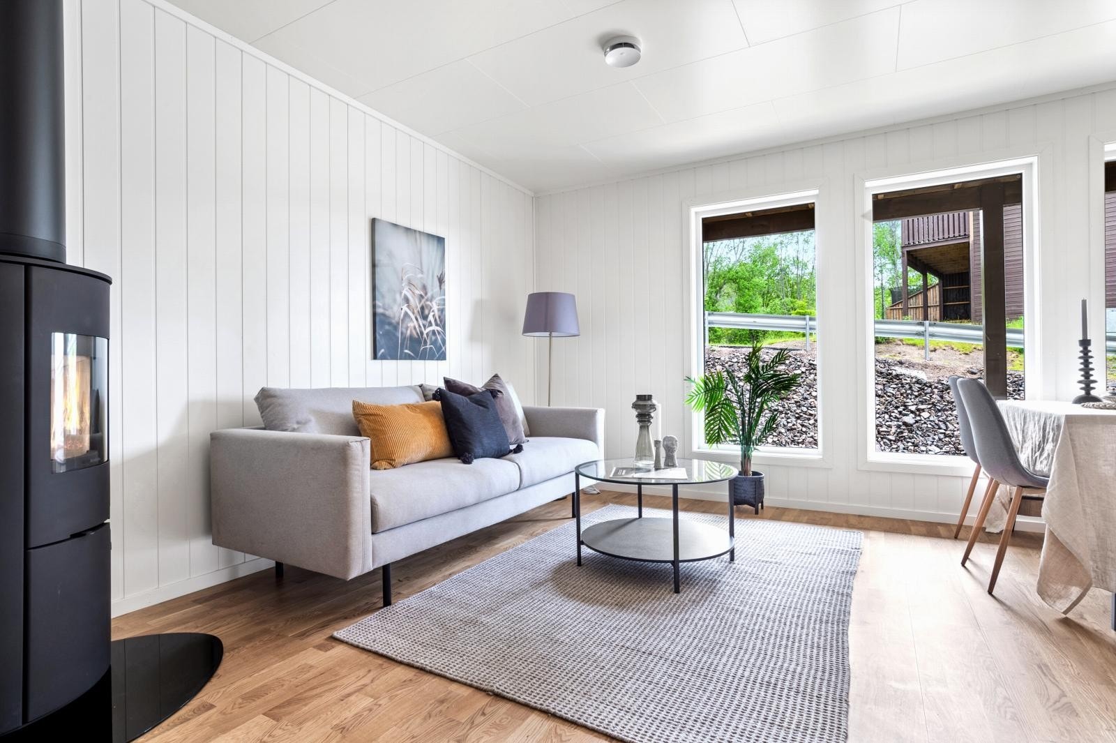 - Store vindusflater gir mye naturlig lys i hele boligen - Galleribilde