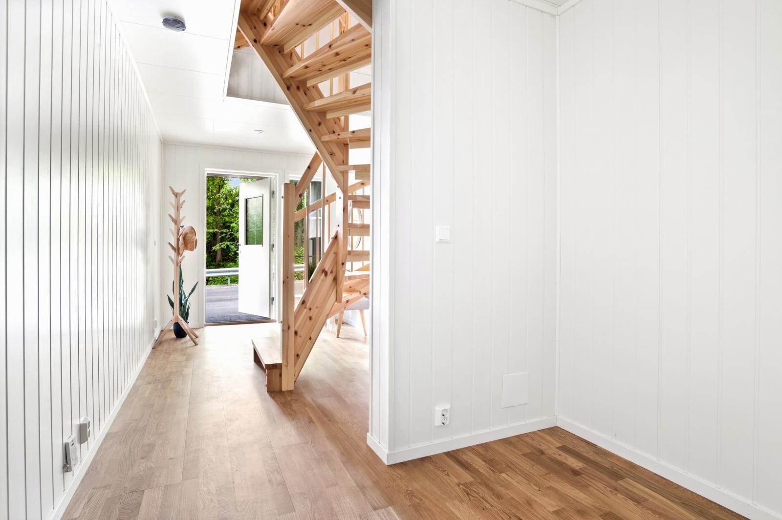 - Stor entre med plass til oppbevaring - Galleribilde