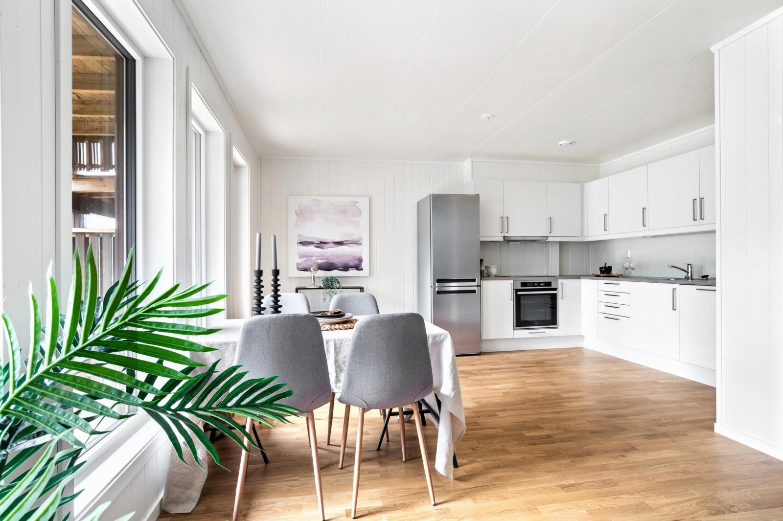 -Lys og titalnde stue med åpen kjøkkenløsning - Galleribilde