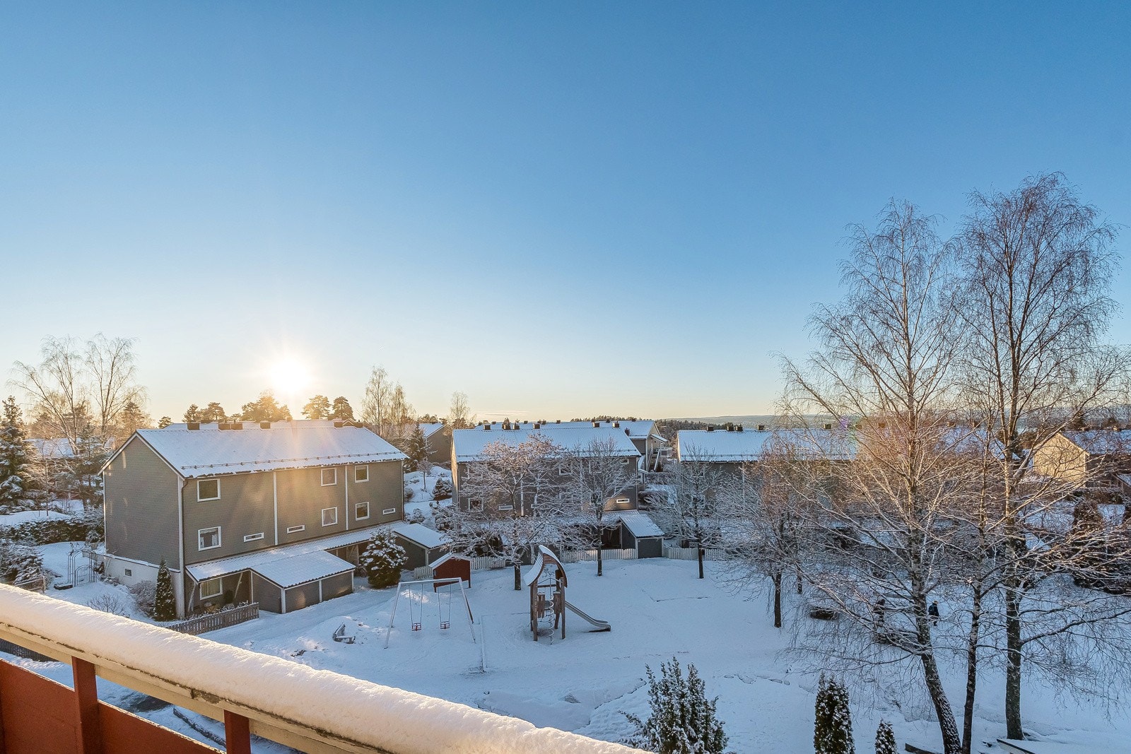 Balkongen er vestvendt og byr på sol fra morgen til kveld. Galleribilde