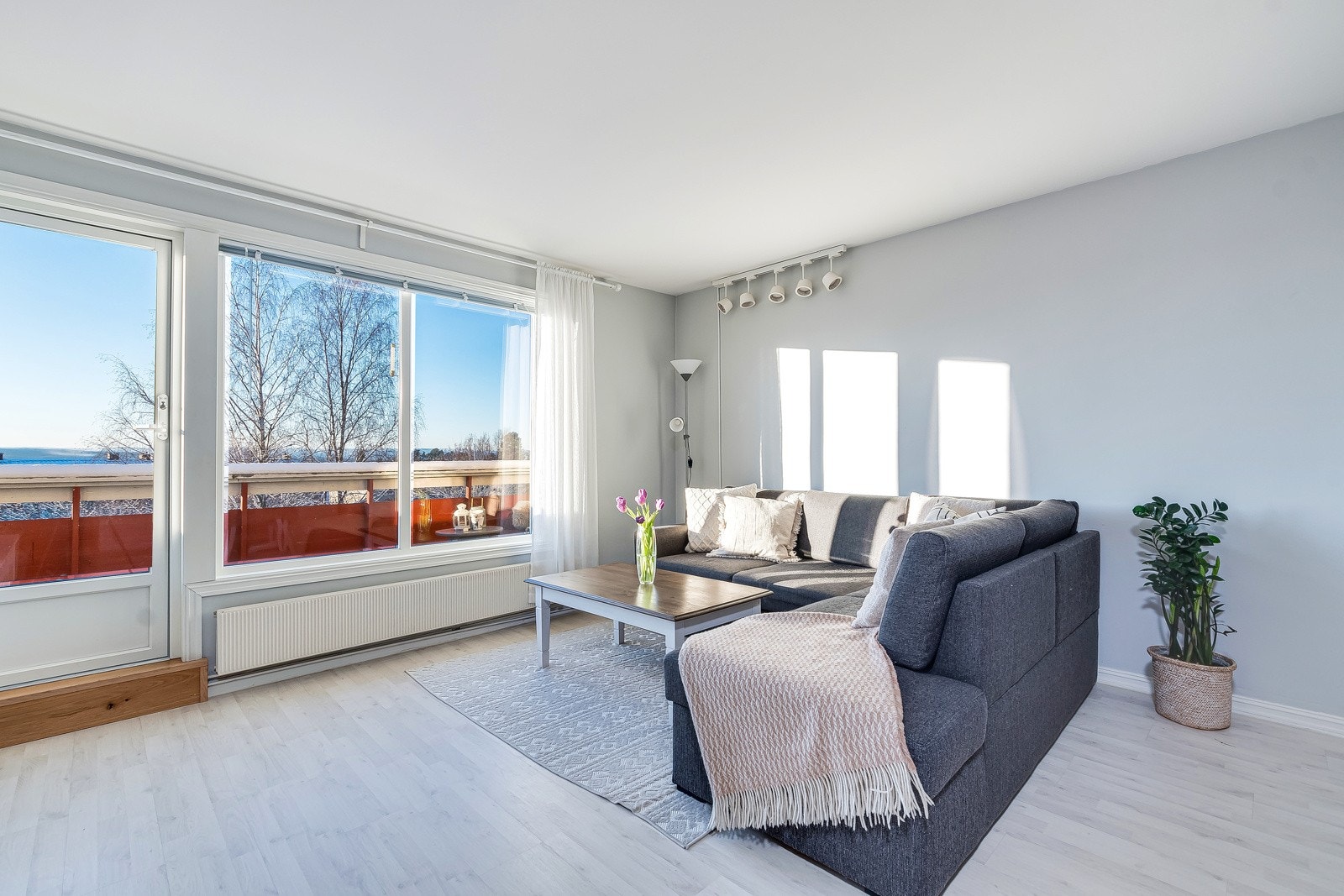 De høyreiste vinduene sørger for en svært lys atmosfære på dagtid, og byr også på utsyn mot den solrike balkongen. Galleribilde