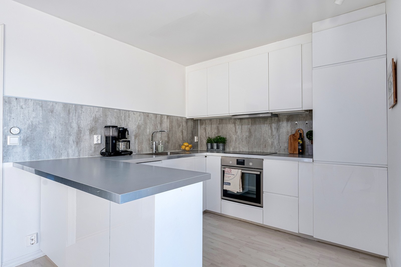 Kjøkkenet ligger behagelig tilbaketrukket fra stuedelen, men allikevel lett tilgjengelig. Galleribilde