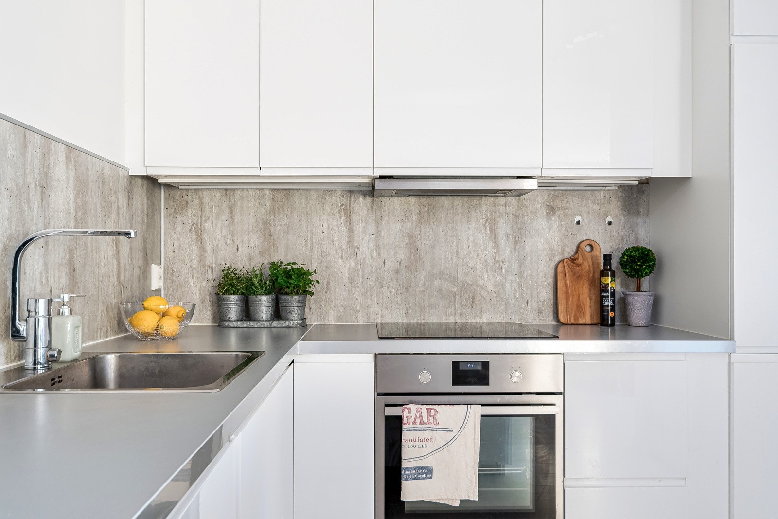 Kjøkkeninnredningen er fra IKEA og ble oppført/flyttet med ny innredning i 2018. Galleribilde