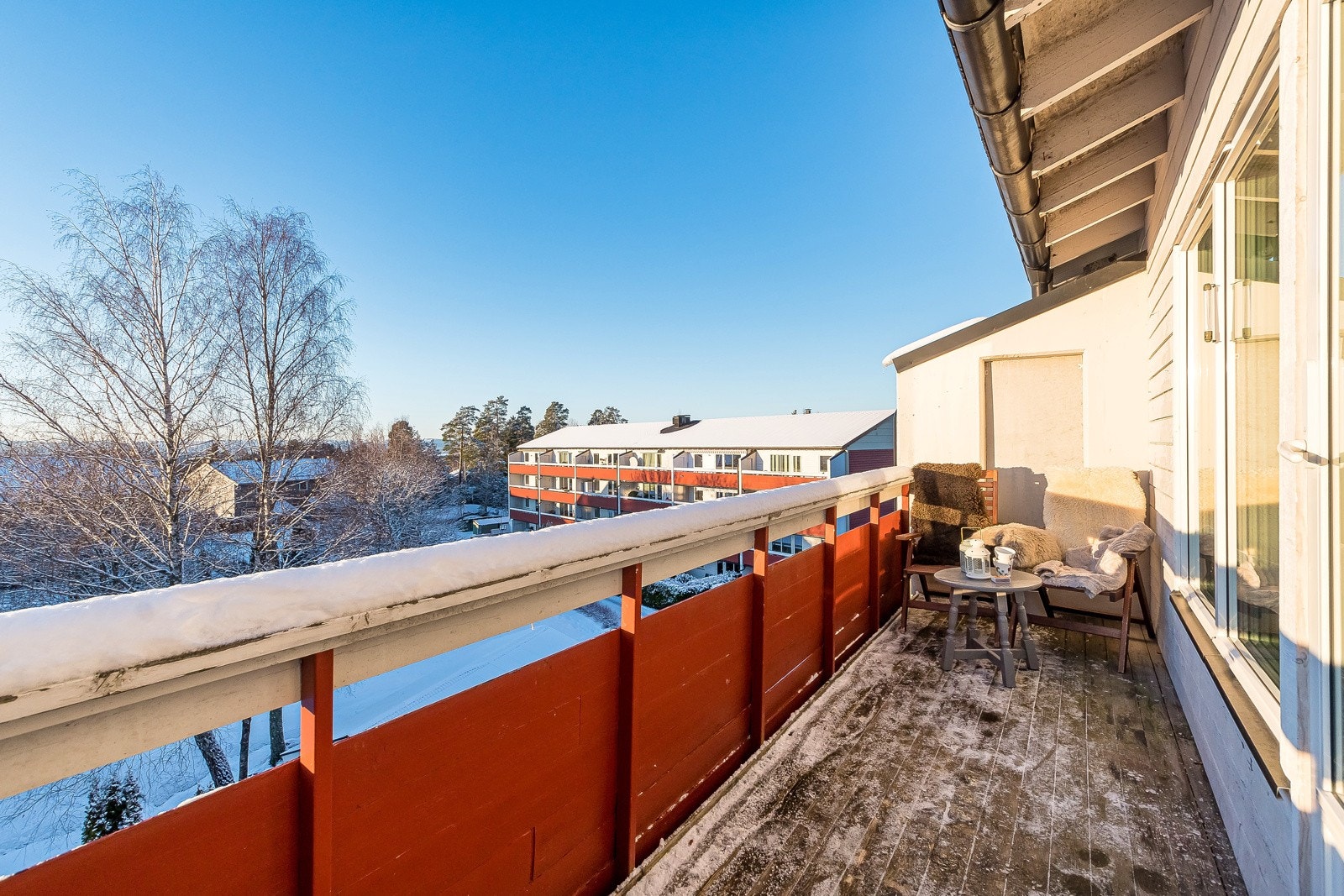 På sommeren blir den solrike balkongen utenfor et ekstra oppholdsrom. Galleribilde