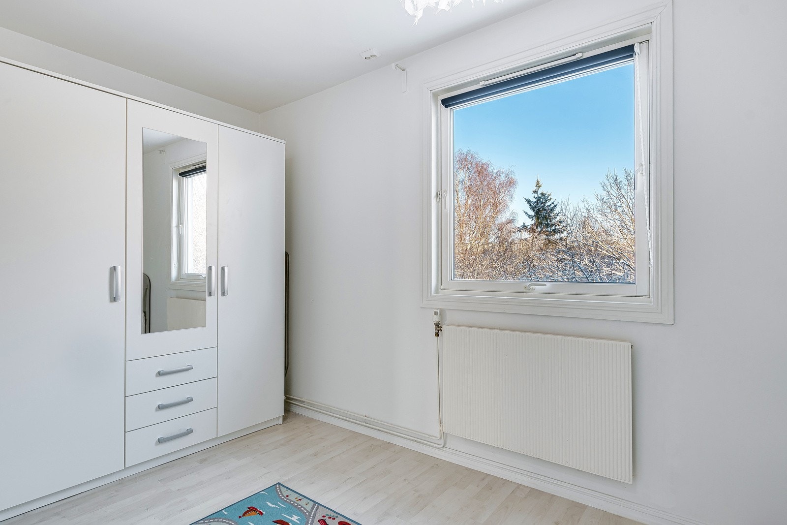 Lett å senke hvilepulsen med denne utsikten.... Her kommer også ettermiddagslyset inn fint gjennom skogen hver dag. Galleribilde