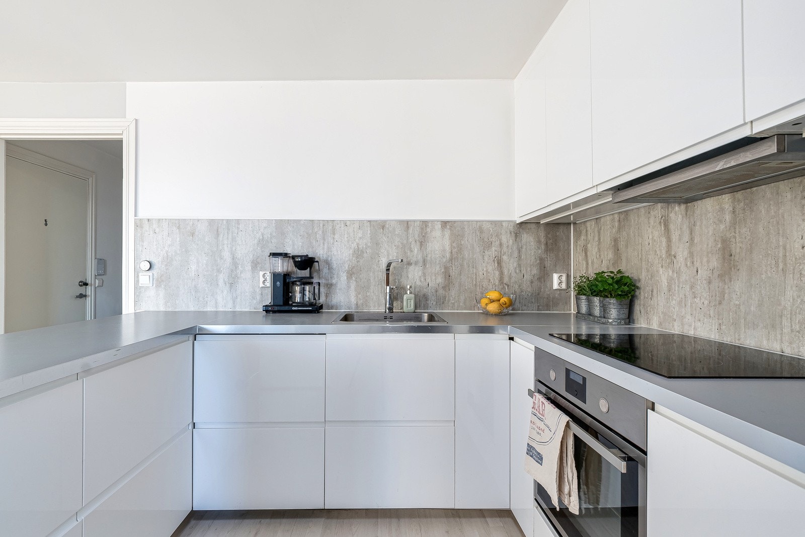 Husets kokk vil nok sette pris på den store arbeidsflaten, og den åpne løsningen mot stuerommet. Galleribilde