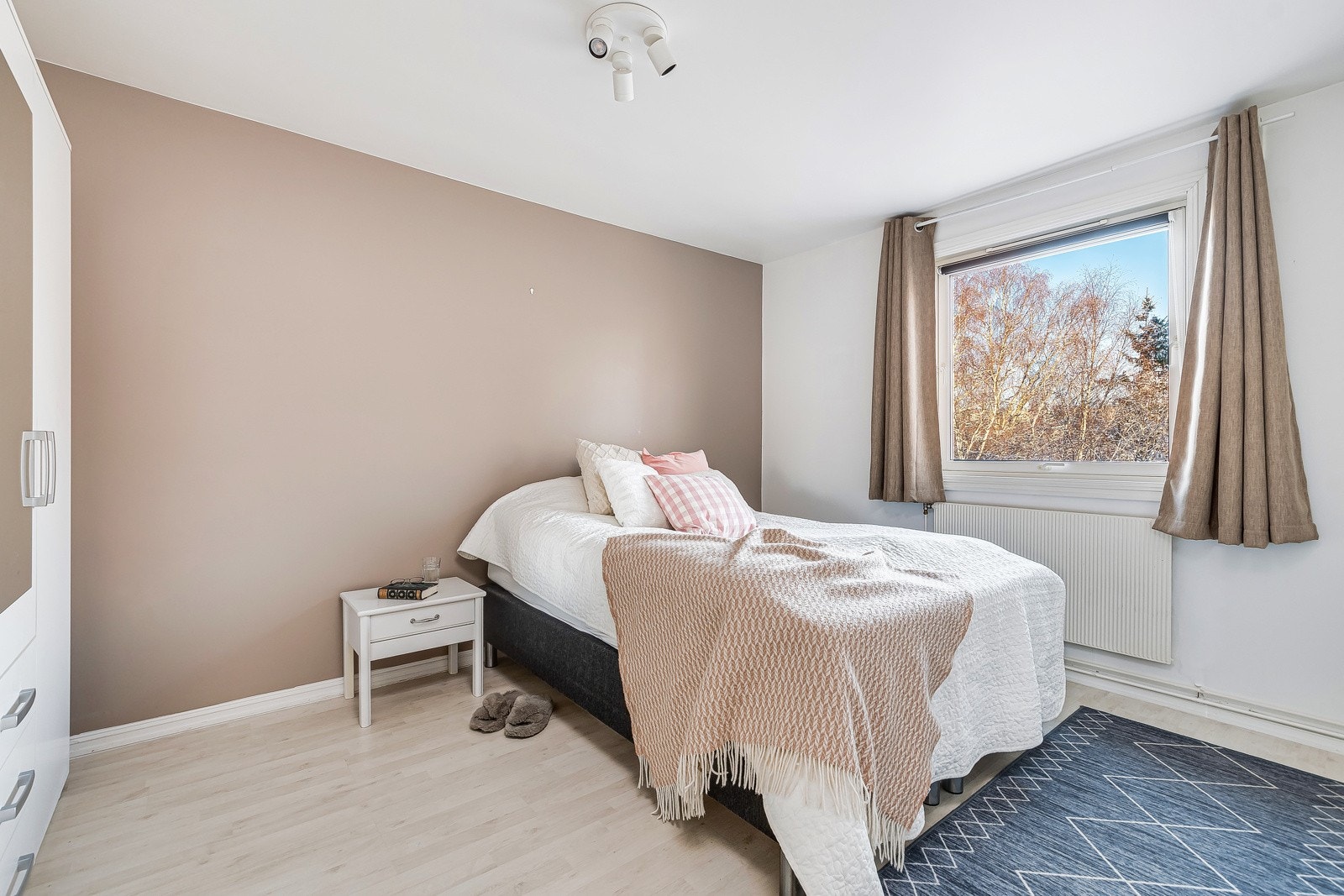 Rommet er malt en harmonisk beige fargetone. Galleribilde