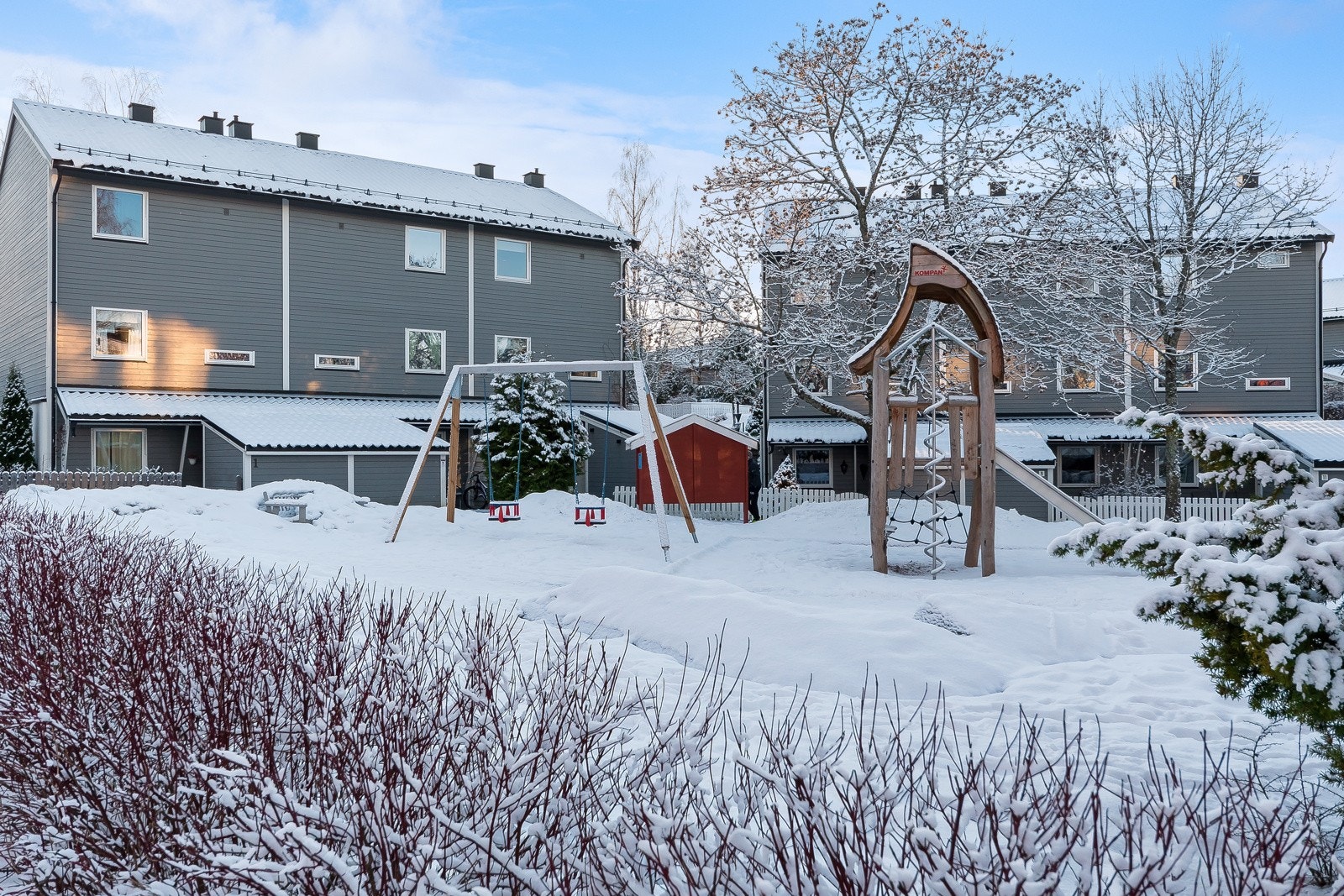 På Rugdeberget har du den unike kombinasjonen av en sentral beliggenhet, barnevennlige omgivelser og nærhet til både sjøen og marka. Galleribilde
