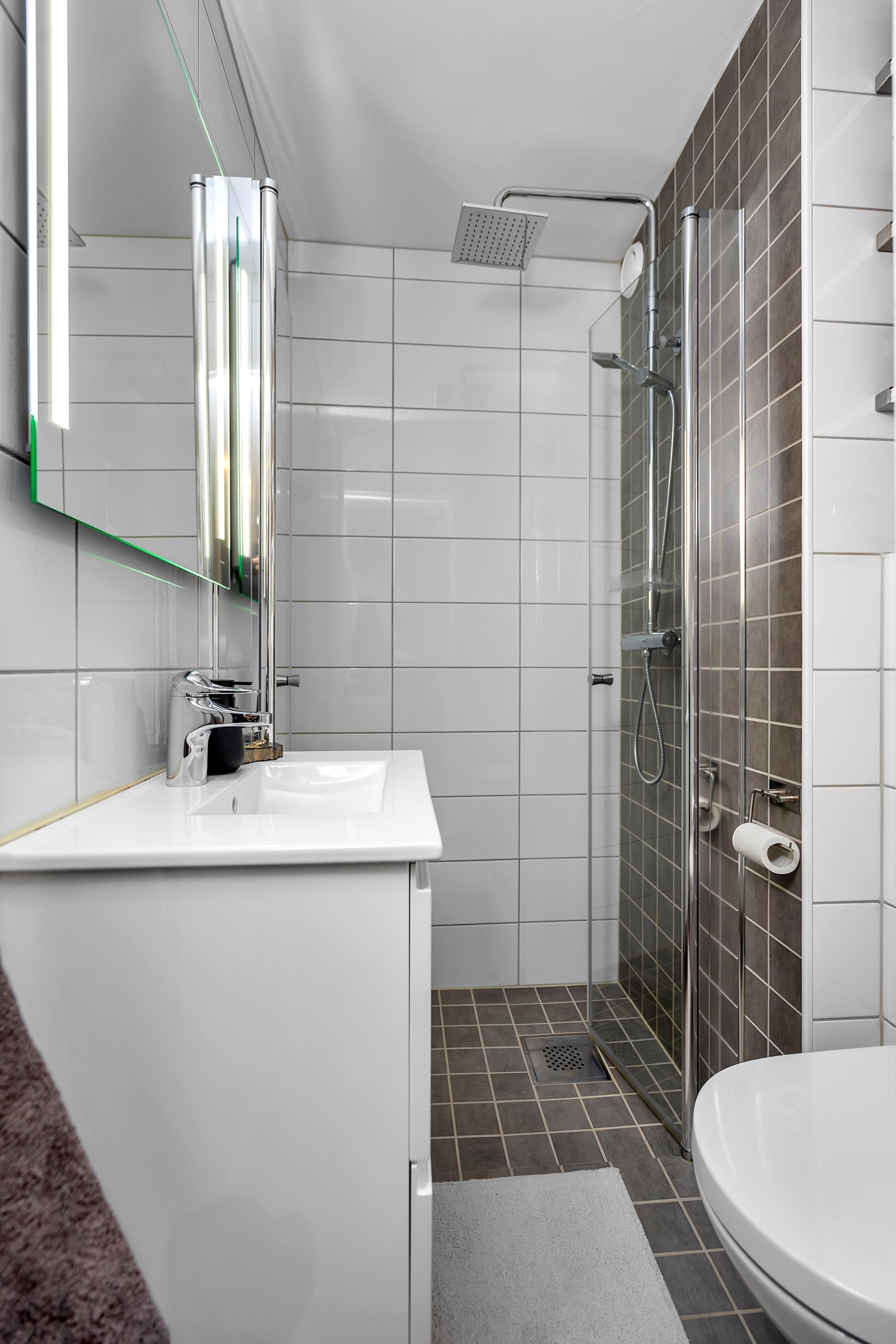 Bad fra 2019 med dusjnisje, servant med innredning og vegghengt toalett Galleribilde