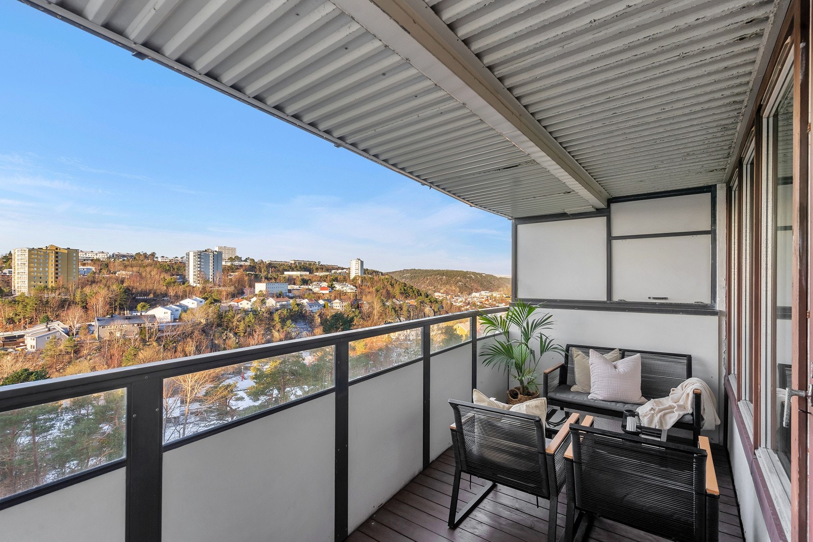 Balkongen er vestvendt og har gode solforhold på ettermiddag og kveld Galleribilde