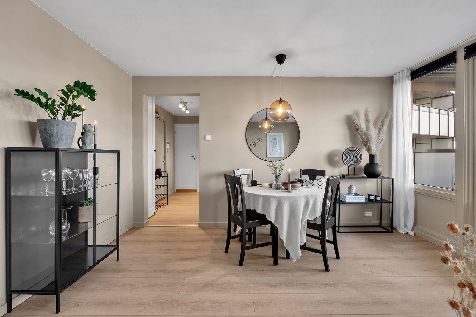 I stuen er det plass til både sofa- og spisegruppe Galleribilde