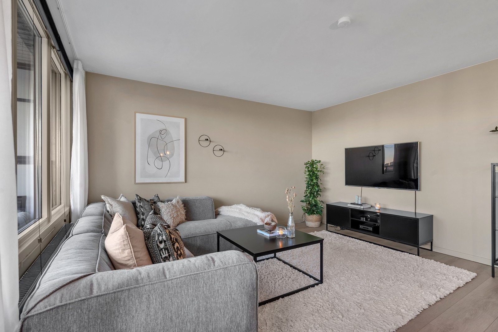 Leiligheten er malt i lune og delikate farger Galleribilde