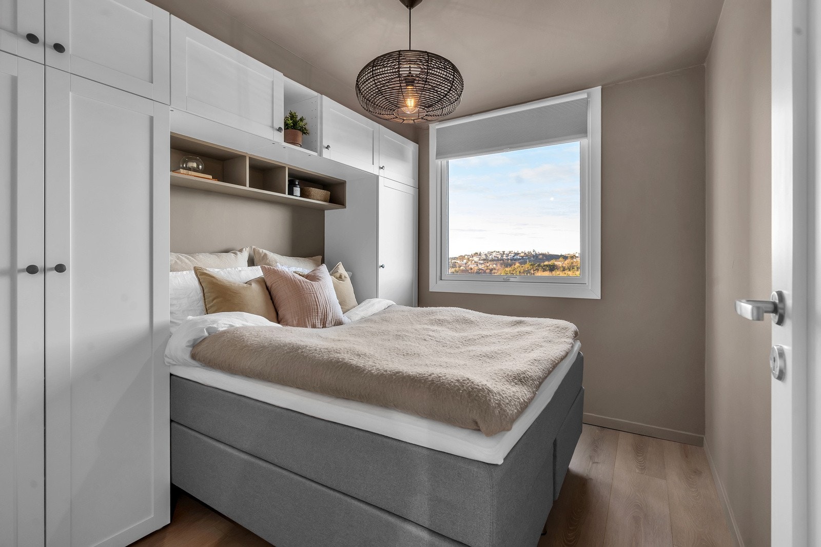 Stort soverom med plass til dobbelseng og garderobe Galleribilde