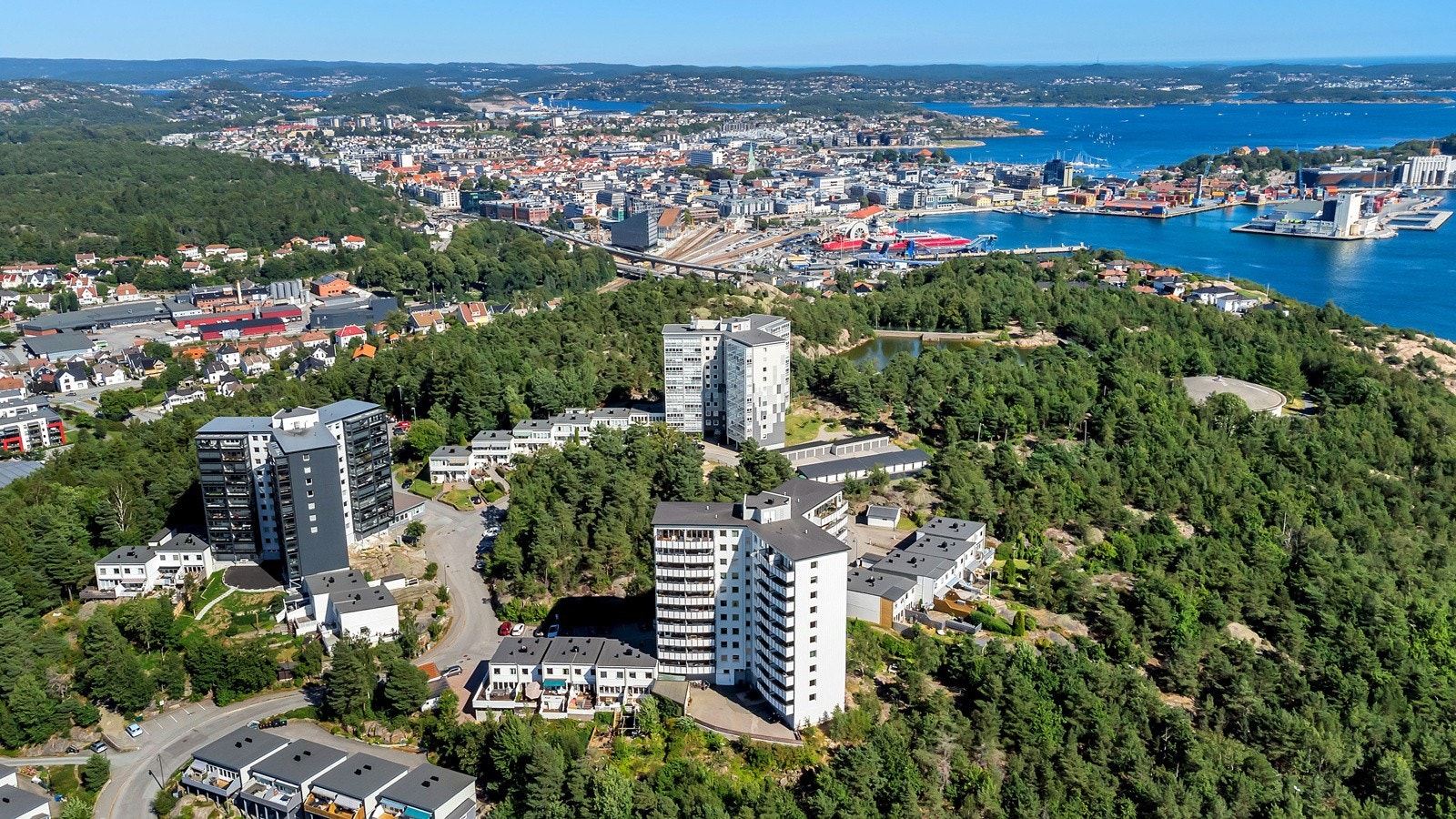 Leilighetsblokken ligger i kort avstand til Sentrum Galleribilde