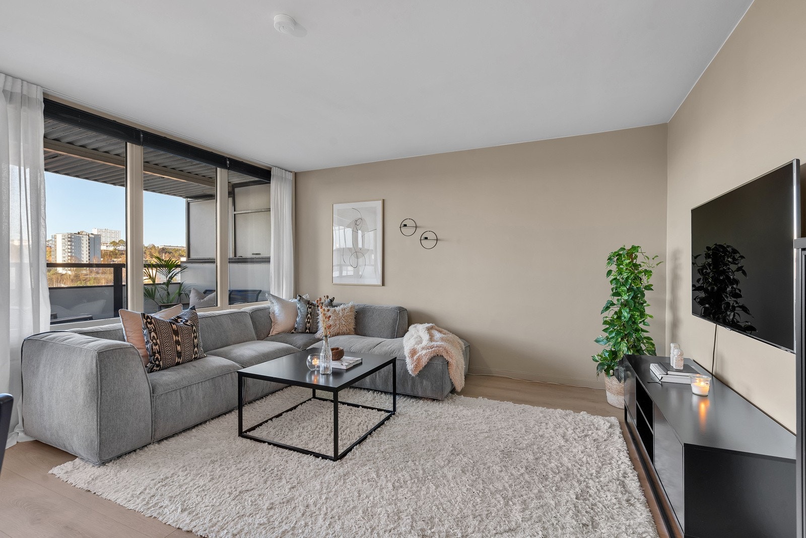 Fra stuen er det utgang til solrik balkong Galleribilde