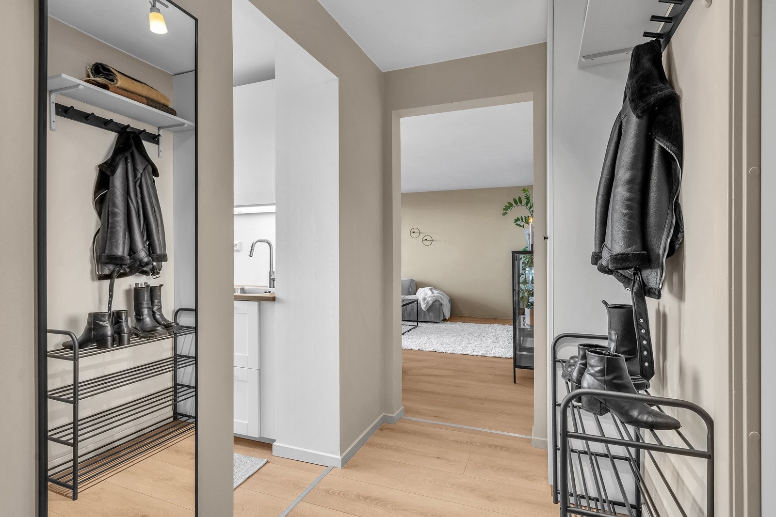 Gang med plass til oppbevaring av ytterklær og sko Galleribilde